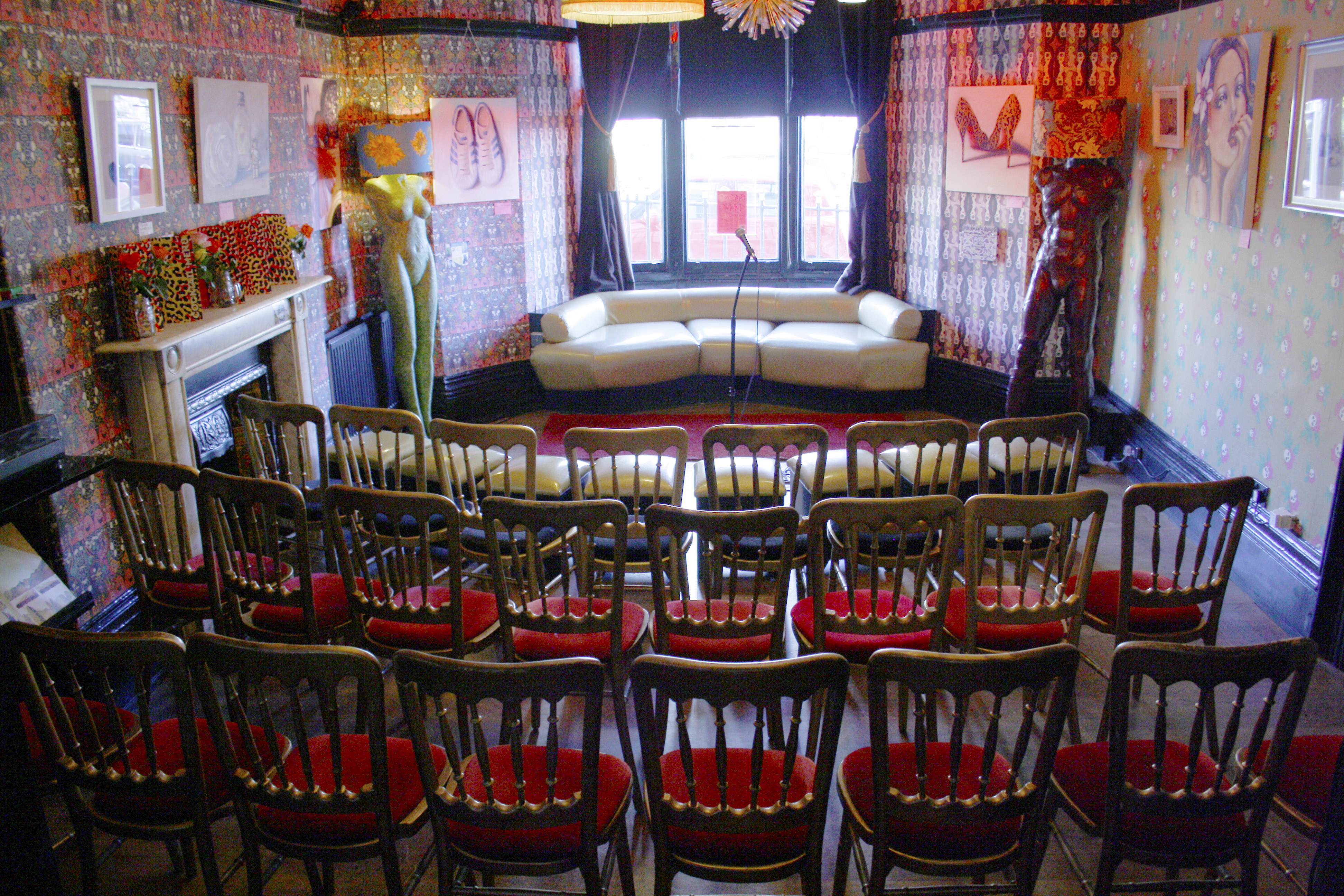 Cozy event space at Hotel Pelirocco, perfect for presentations and creative gatherings.