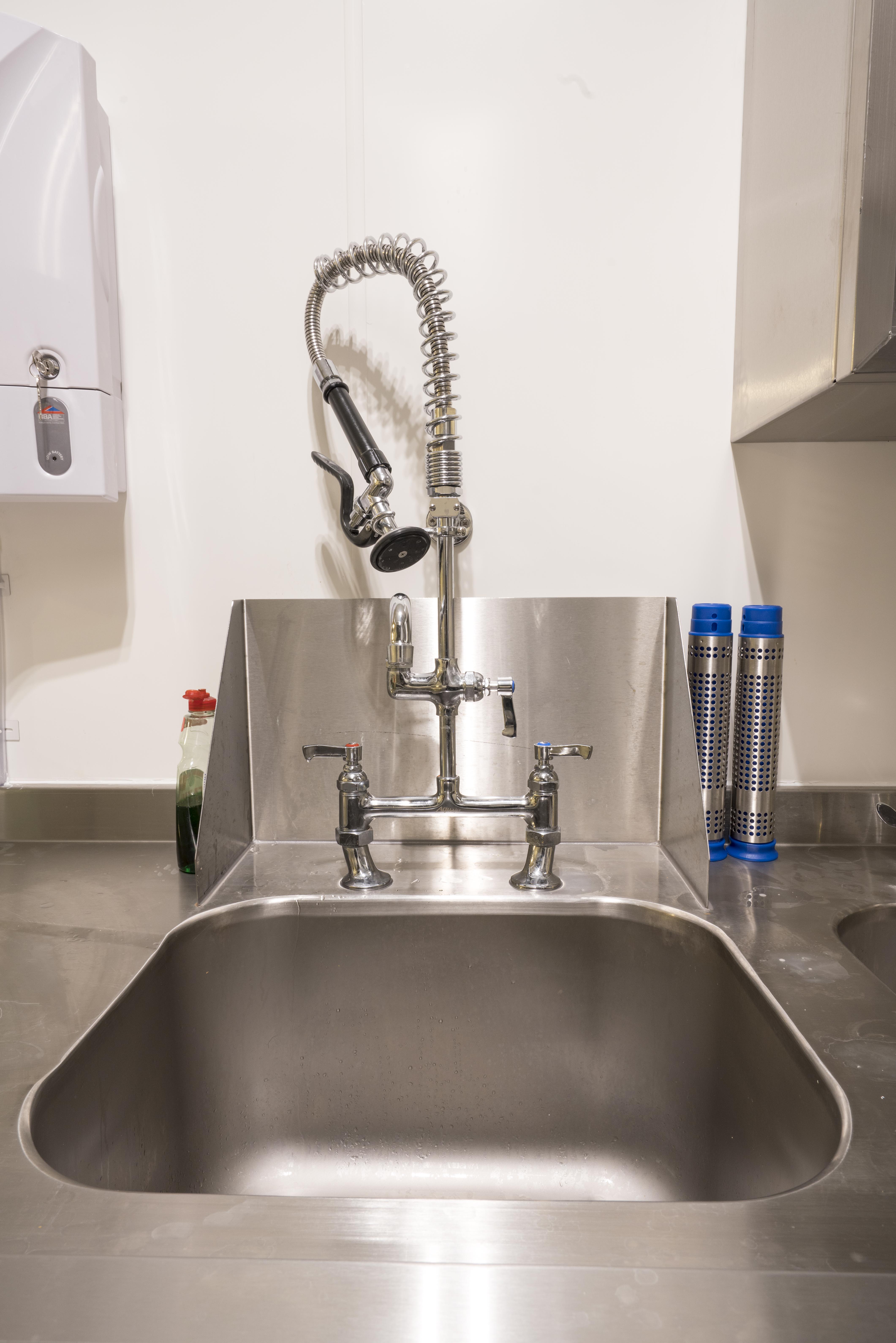 Commercial Kitchen - yrqghufebwd.jpg