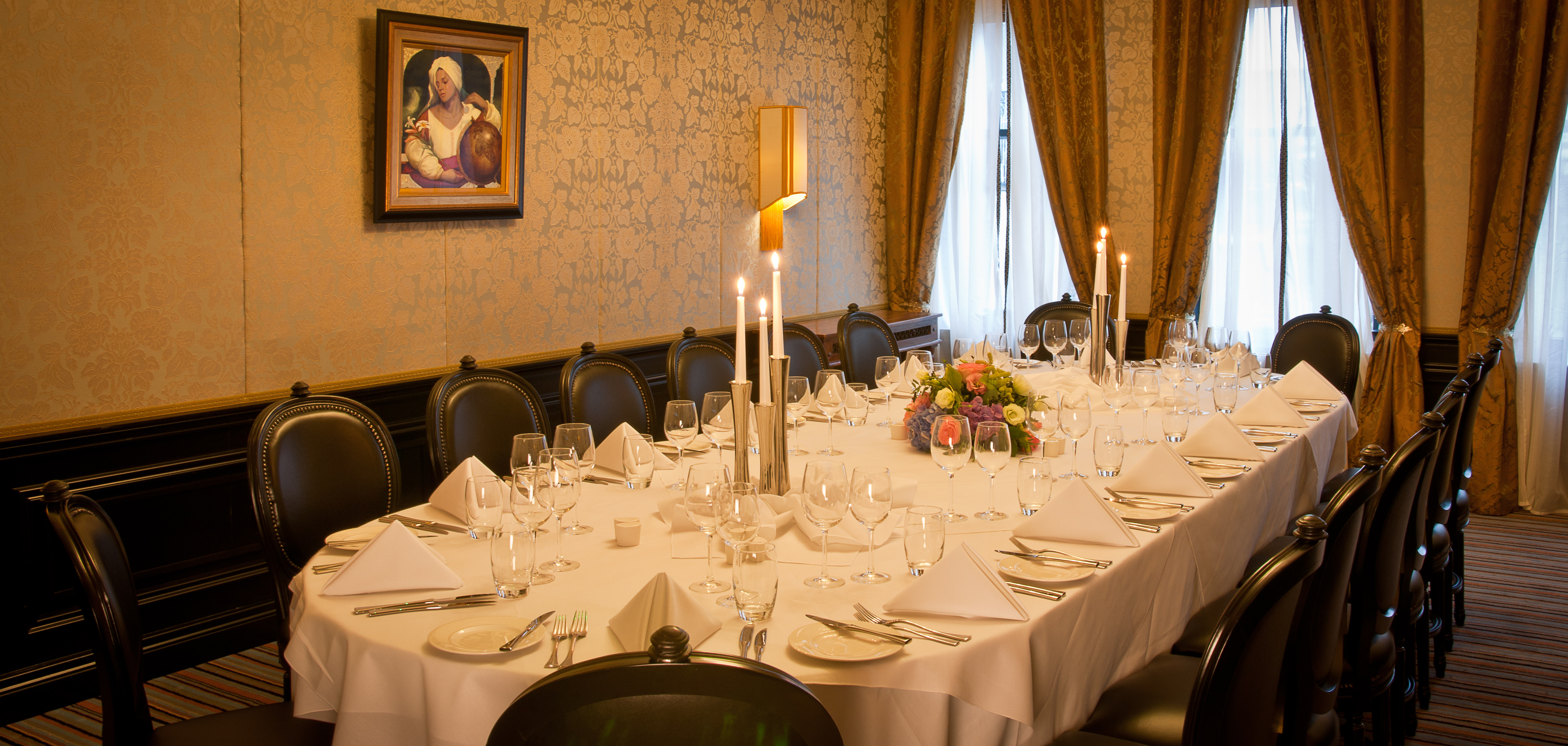 Elegant dining table in The Alan Quigley Room, perfect for corporate dinners and events.