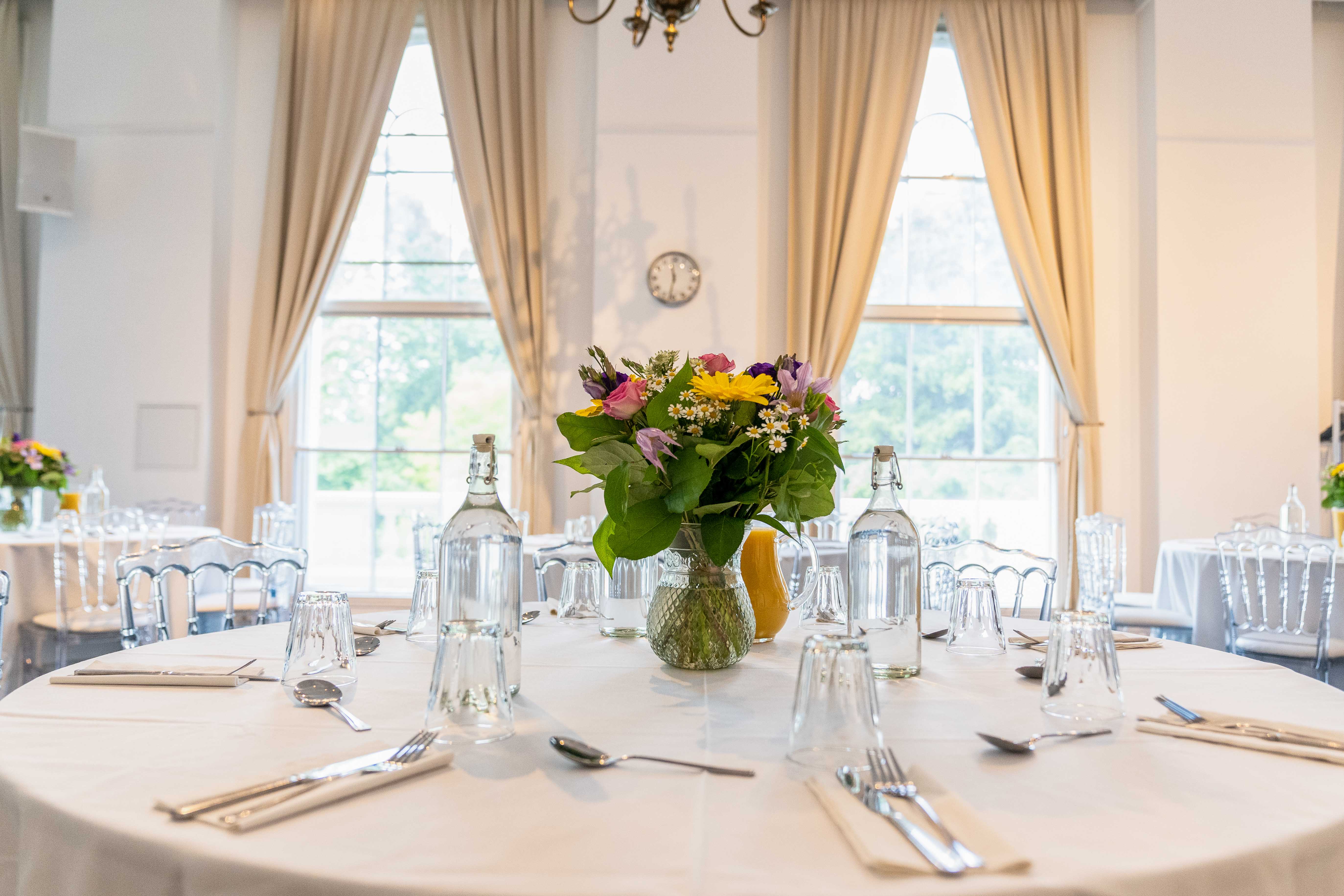 Gulbenkian venue round table, elegant florals, banquet, intimate dinner