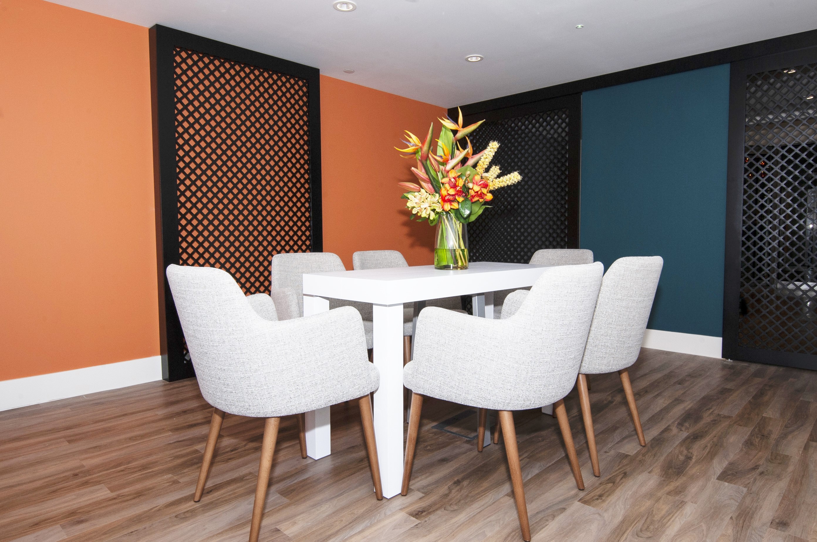 Modern pop-up meeting room at Holiday Inn Kensington with vibrant decor for team collaboration.