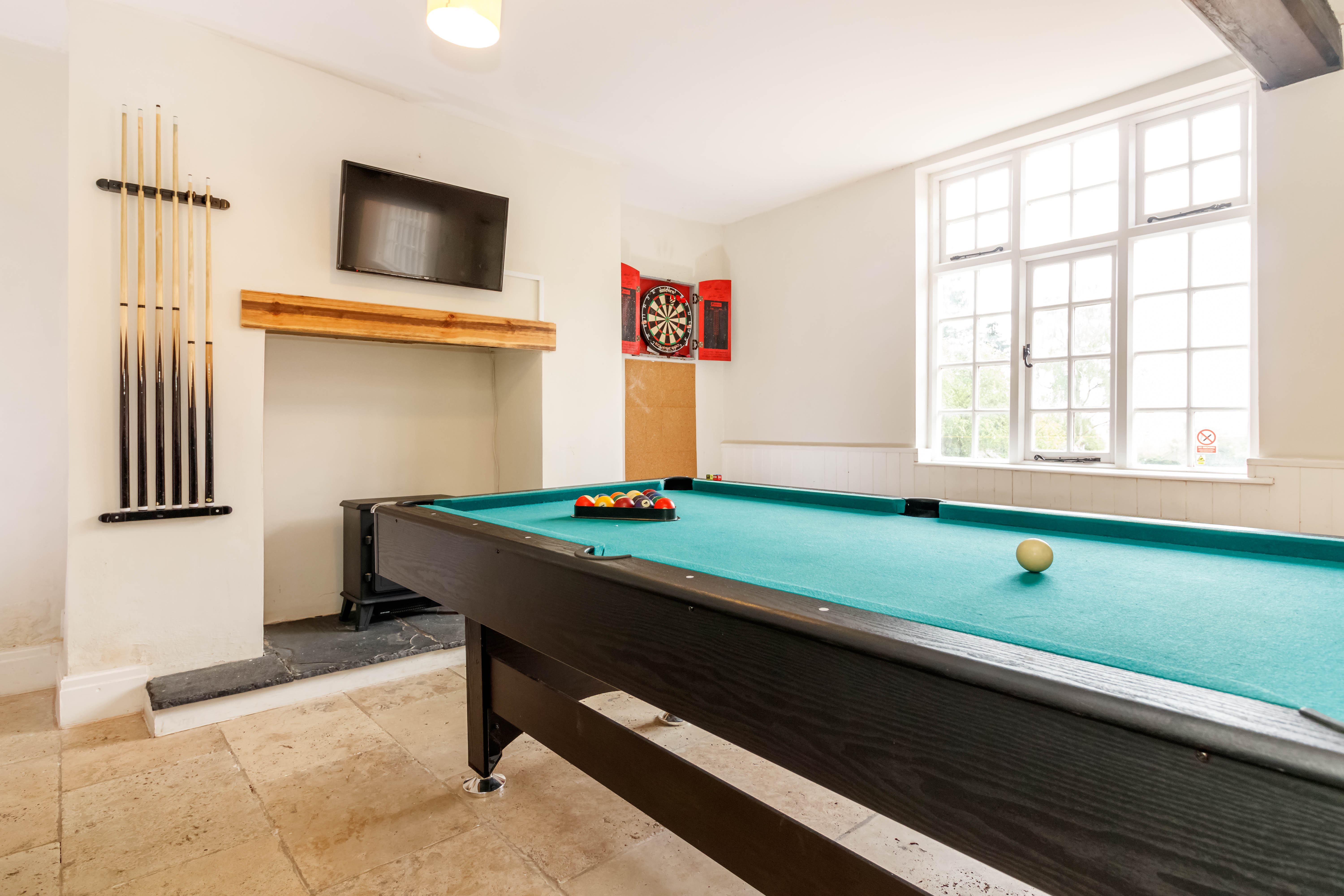 Exclusive Hire - afrhhlu3d1v.jpg