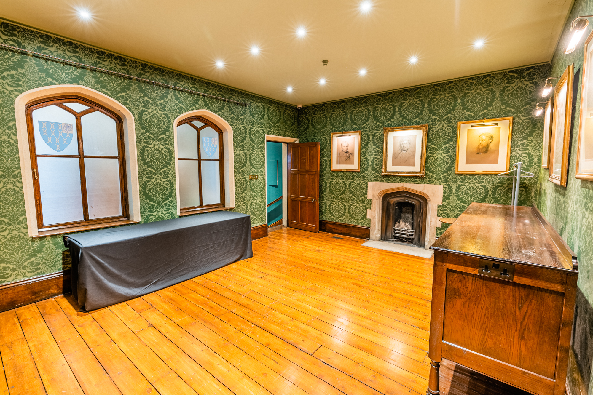 Old Court Room - v5lg0zle4em.jpg