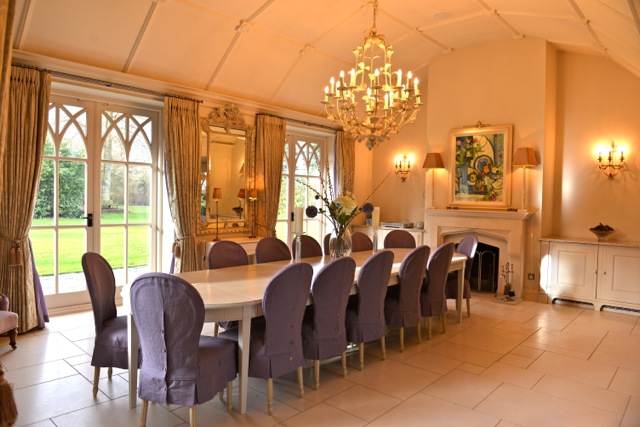 Elegant reception hall with chandelier, ideal for meetings and exclusive events.