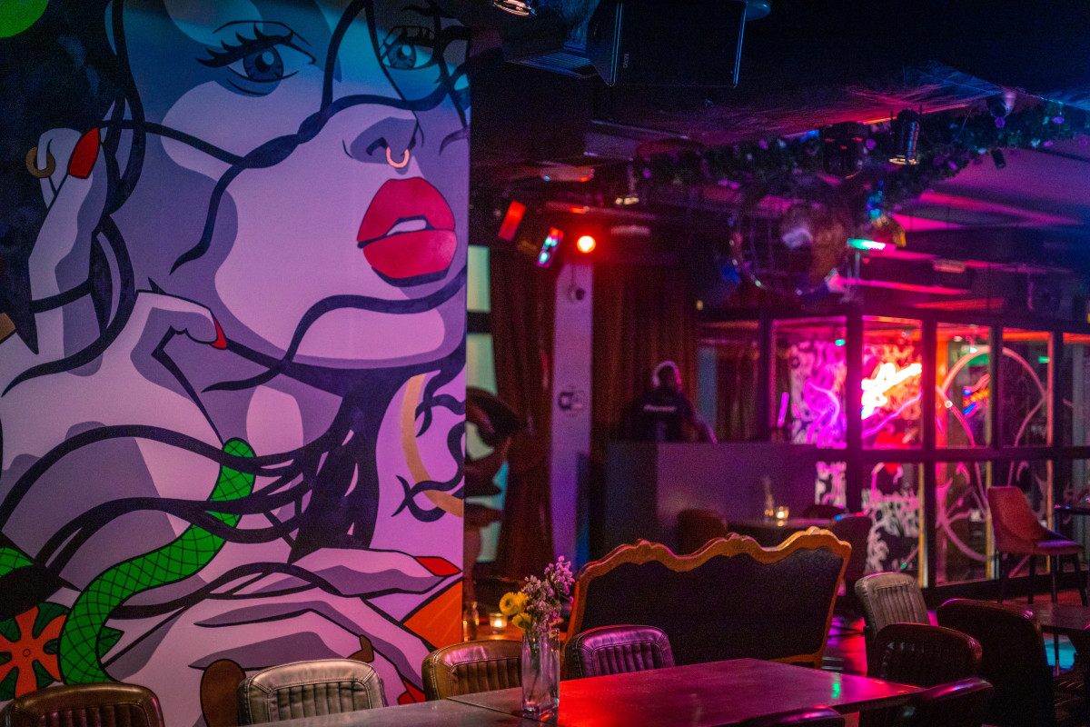 Vibrant Gigi's Hoxton venue with mural art, perfect for creative events and networking.