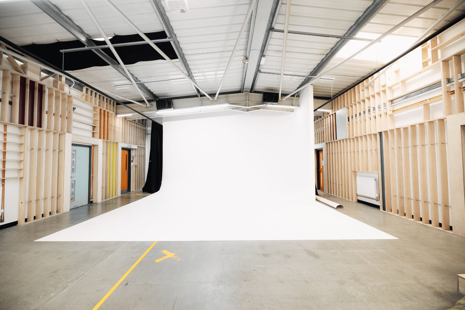 Versatile event space with white backdrop for creative workshops and photo shoots.