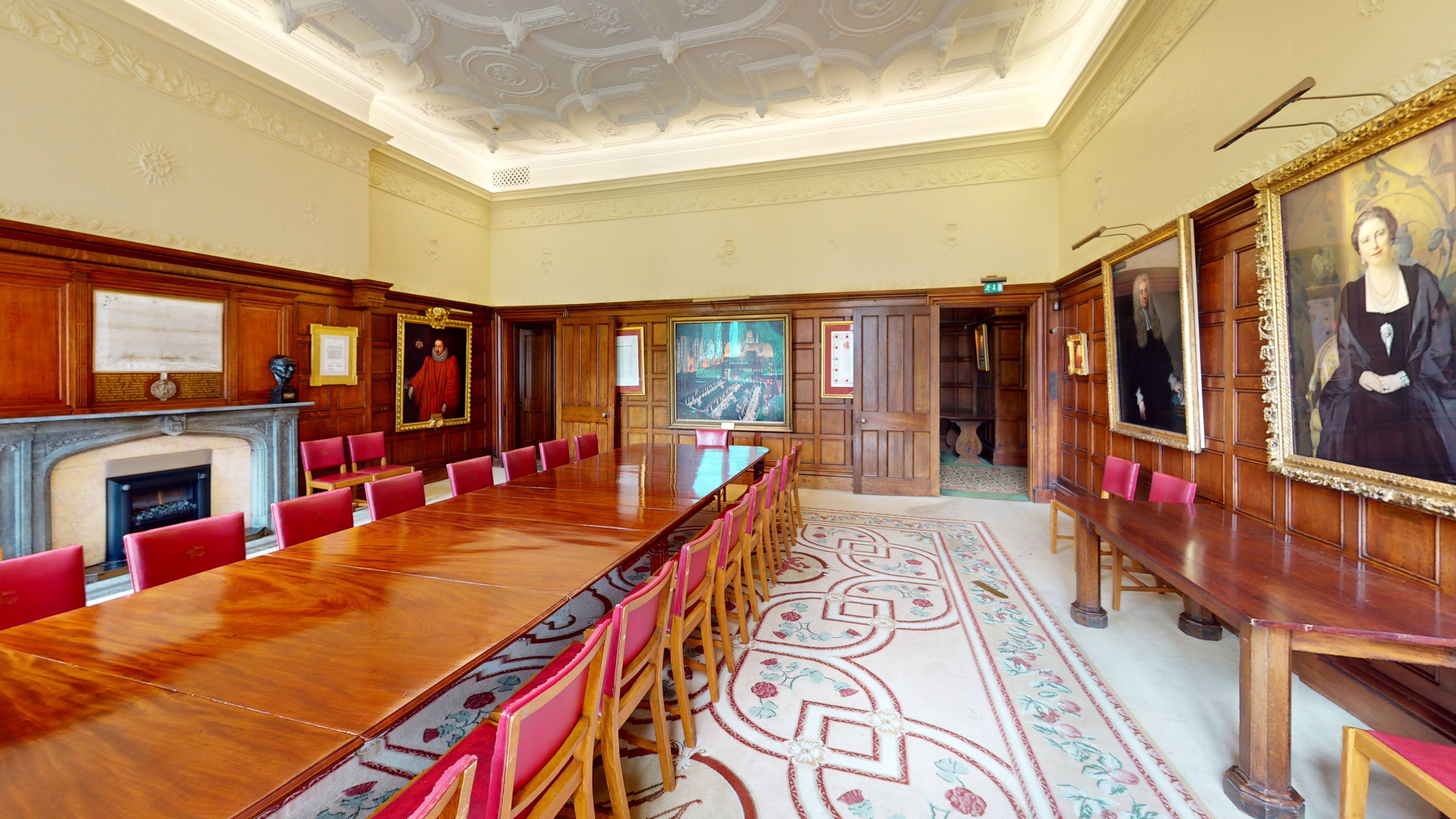 Queen's Room - myjdx3xo4sp.jpg