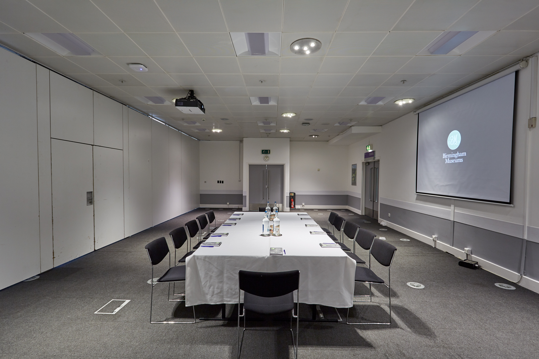 Event Suite in Thinktank: modern meeting room with long table, projector for presentations.