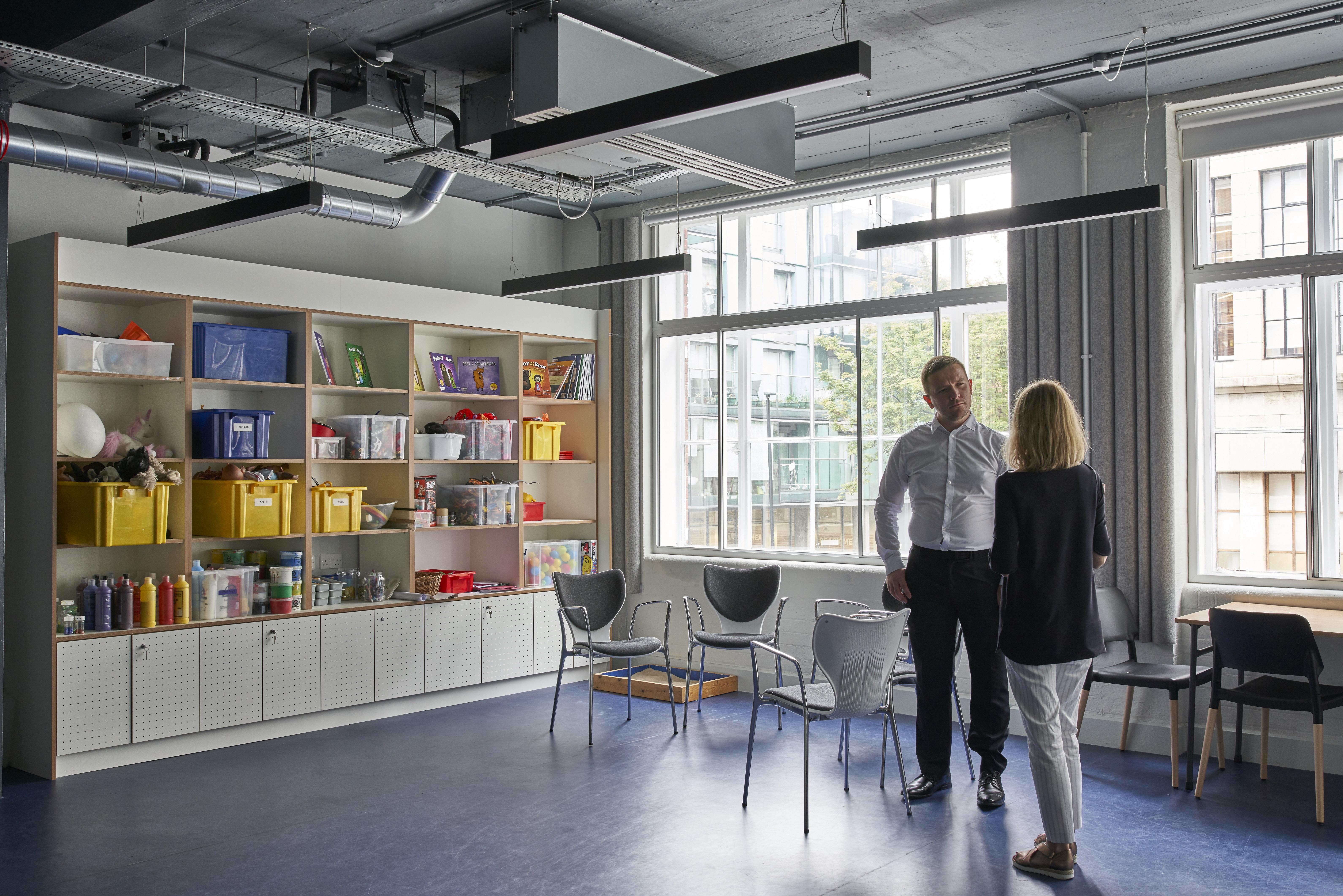 Modern training room with natural light, ideal for workshops and collaborative sessions.