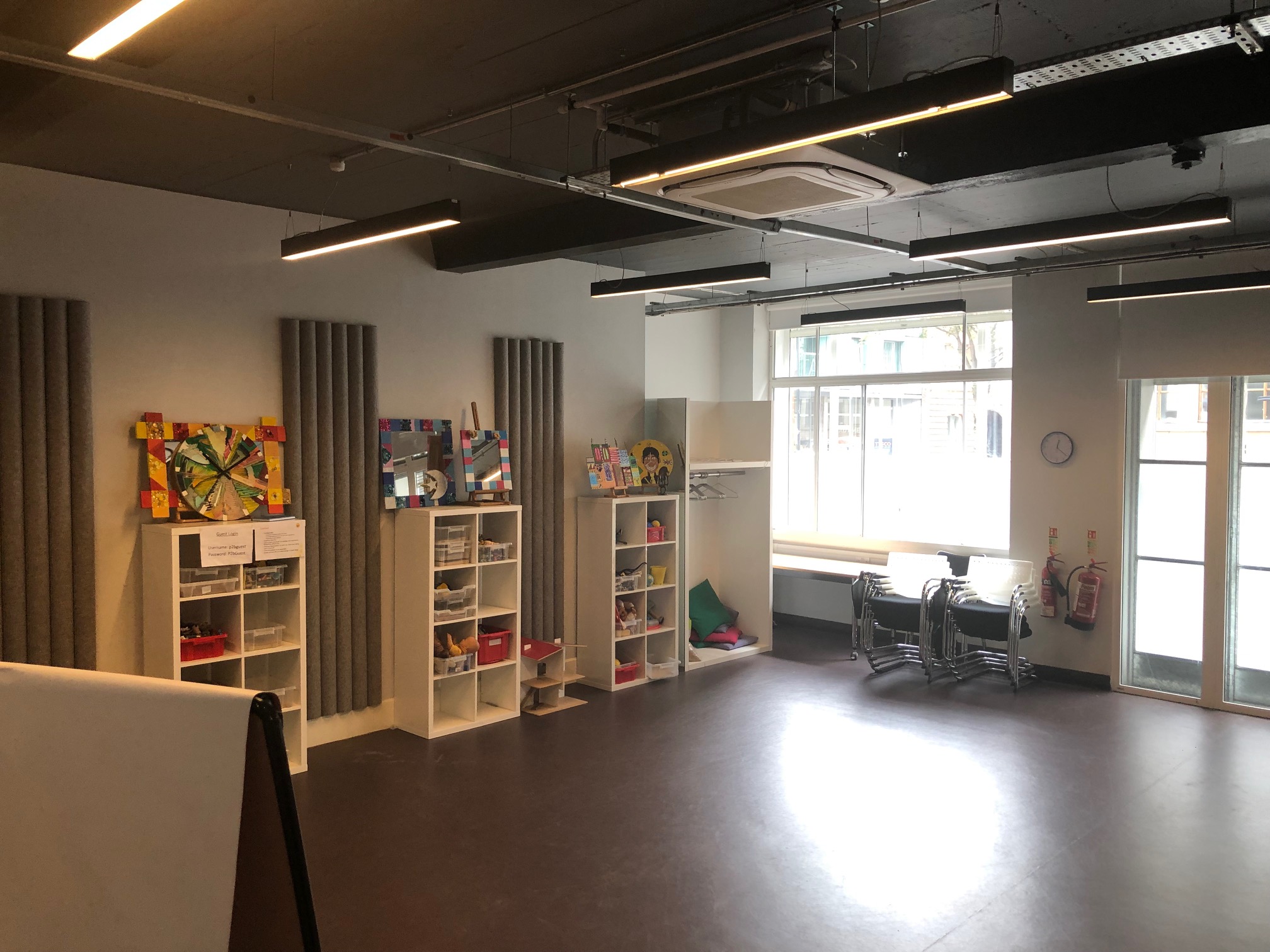 Versatile training room with natural light, ideal for workshops and brainstorming sessions.