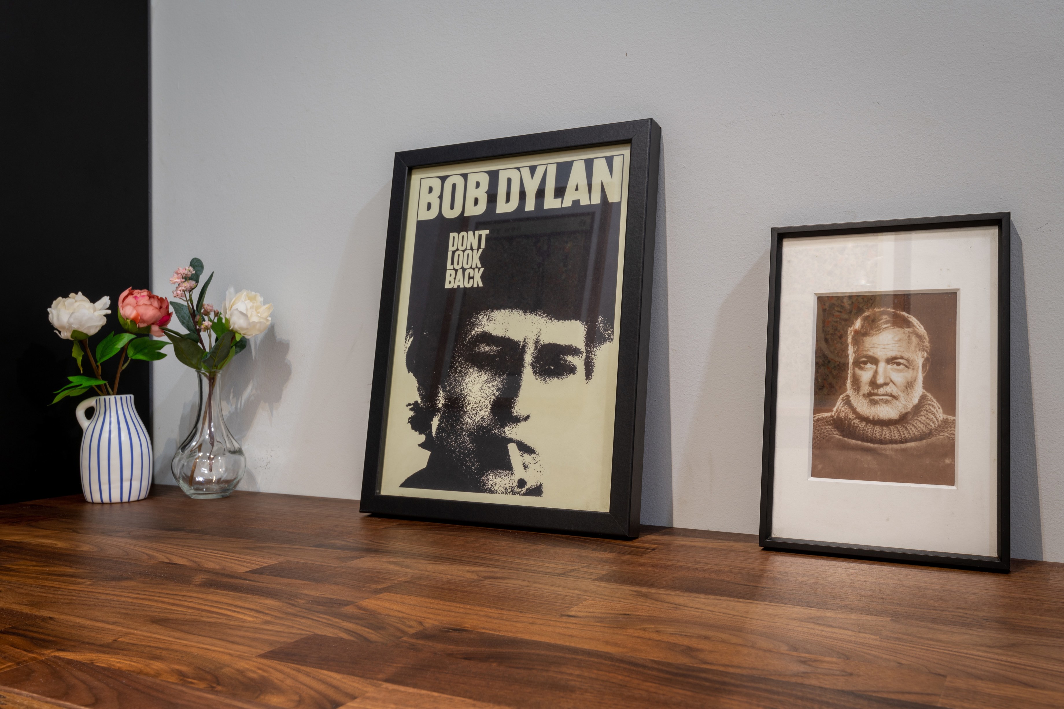 Stylish meeting room with Bob Dylan artwork, ideal for creative events and discussions.