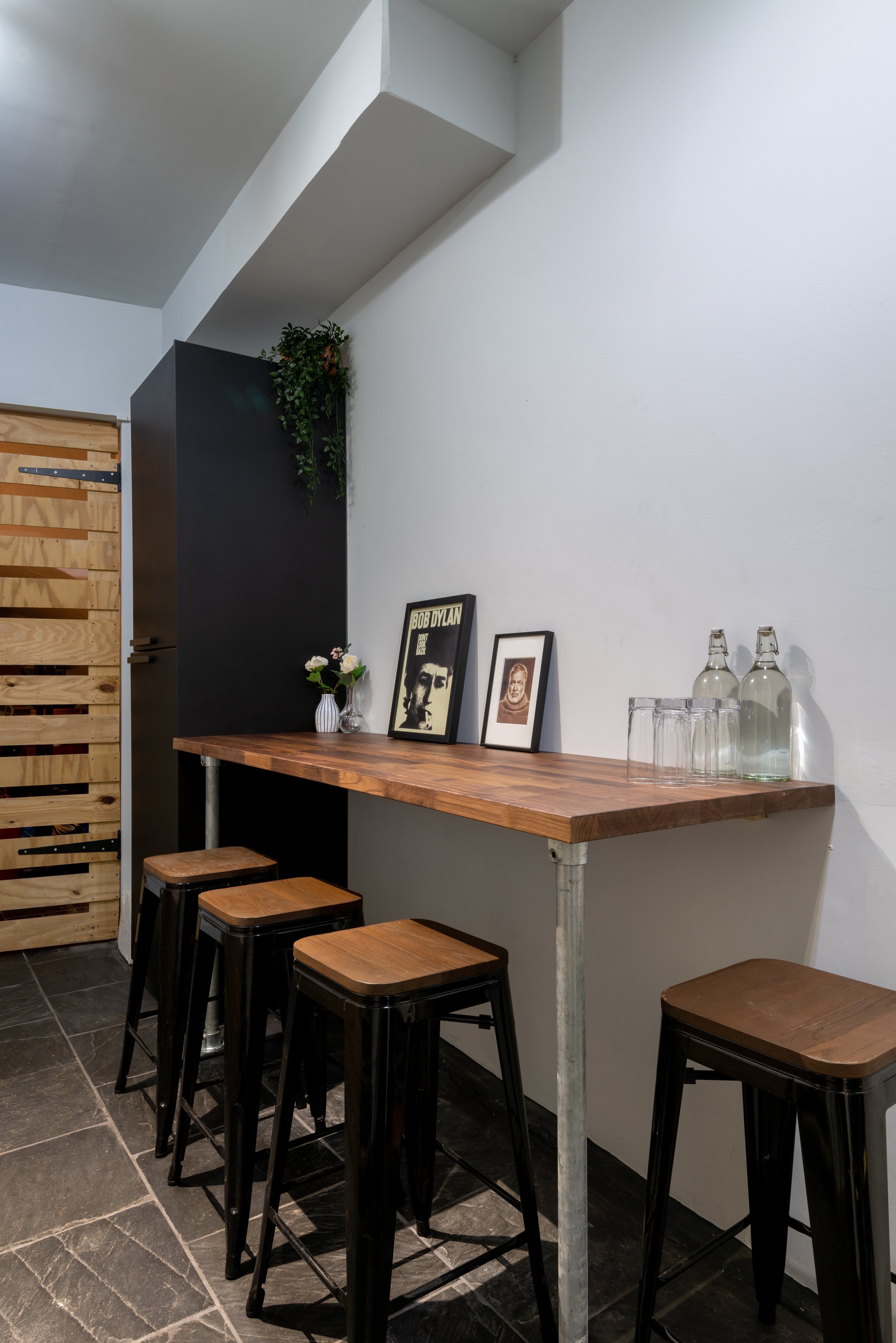 Minimalist meeting room with wooden table, ideal for informal gatherings and brainstorming.