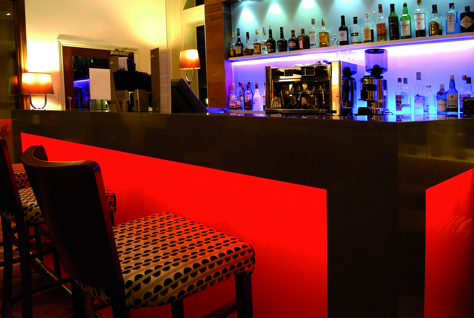 Sleek bar setup in Thistle Bloomsbury Park for networking events and cocktail receptions.