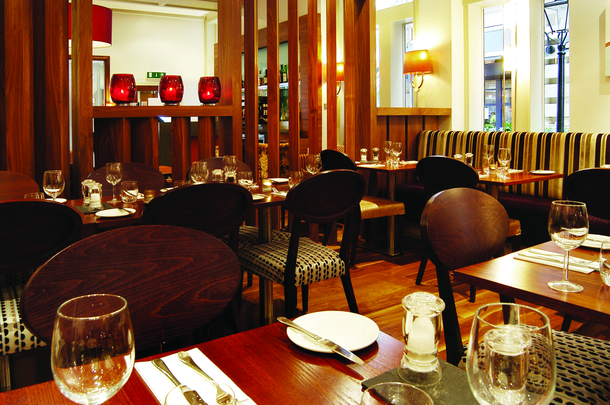 Intimate restaurant space in Thistle Bloomsbury Park, perfect for gatherings and events.