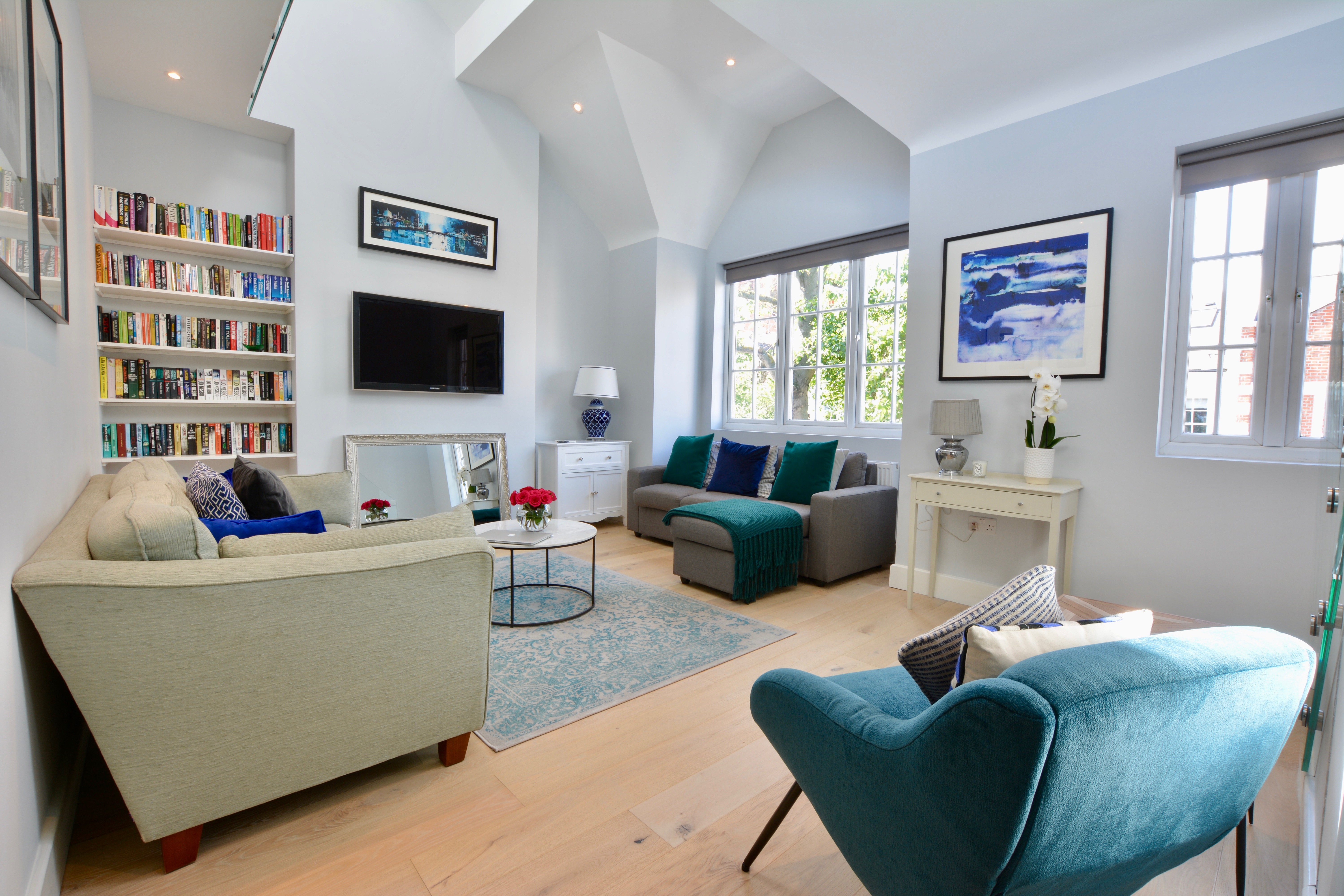 Inviting meeting space in Tamworth with cozy seating for collaboration and creativity.