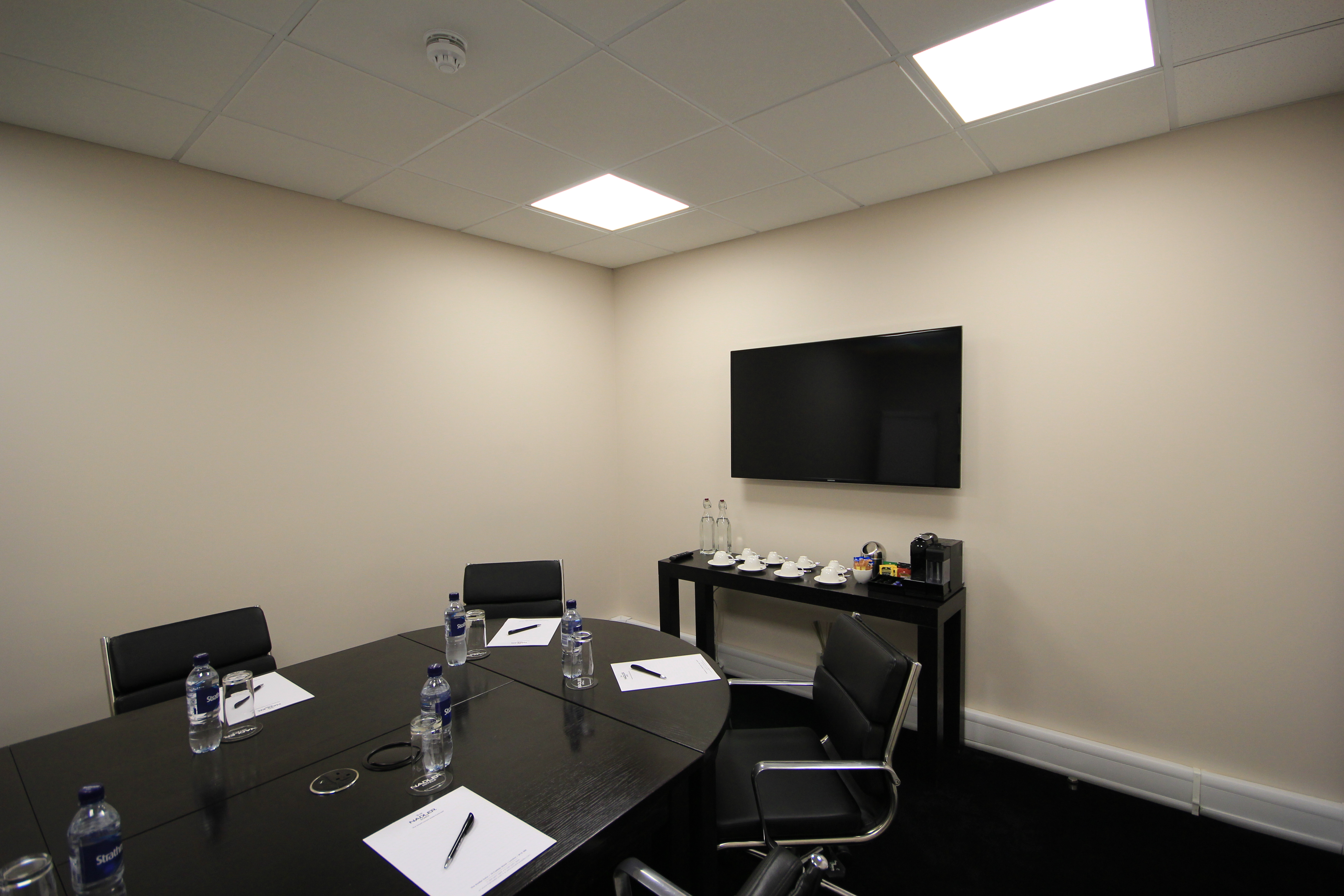Modern Nadler Soho Boardroom with round table for efficient meetings and tech integration.