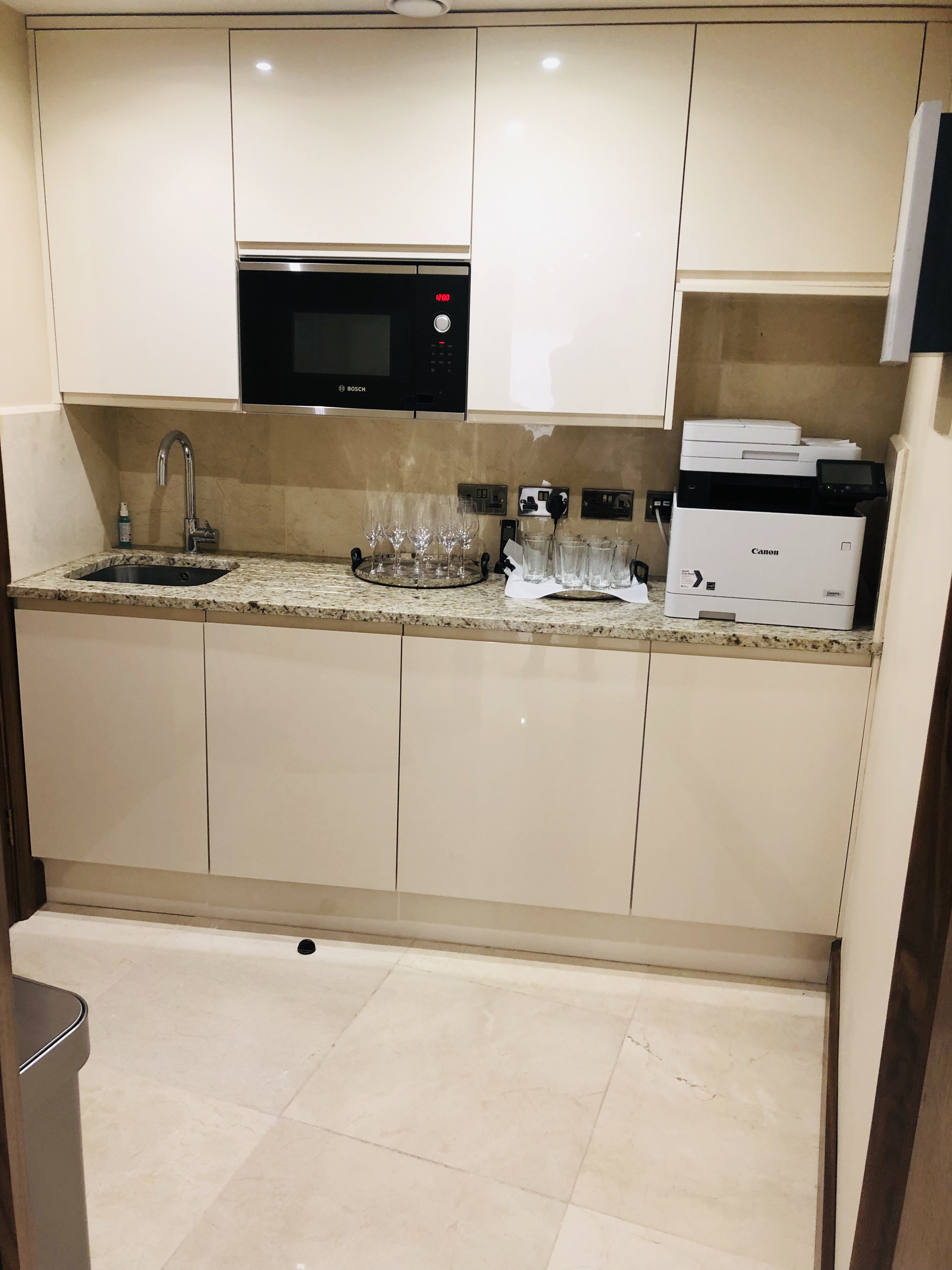 Meeting room refreshment station with granite countertop, ideal for events in Oxford.