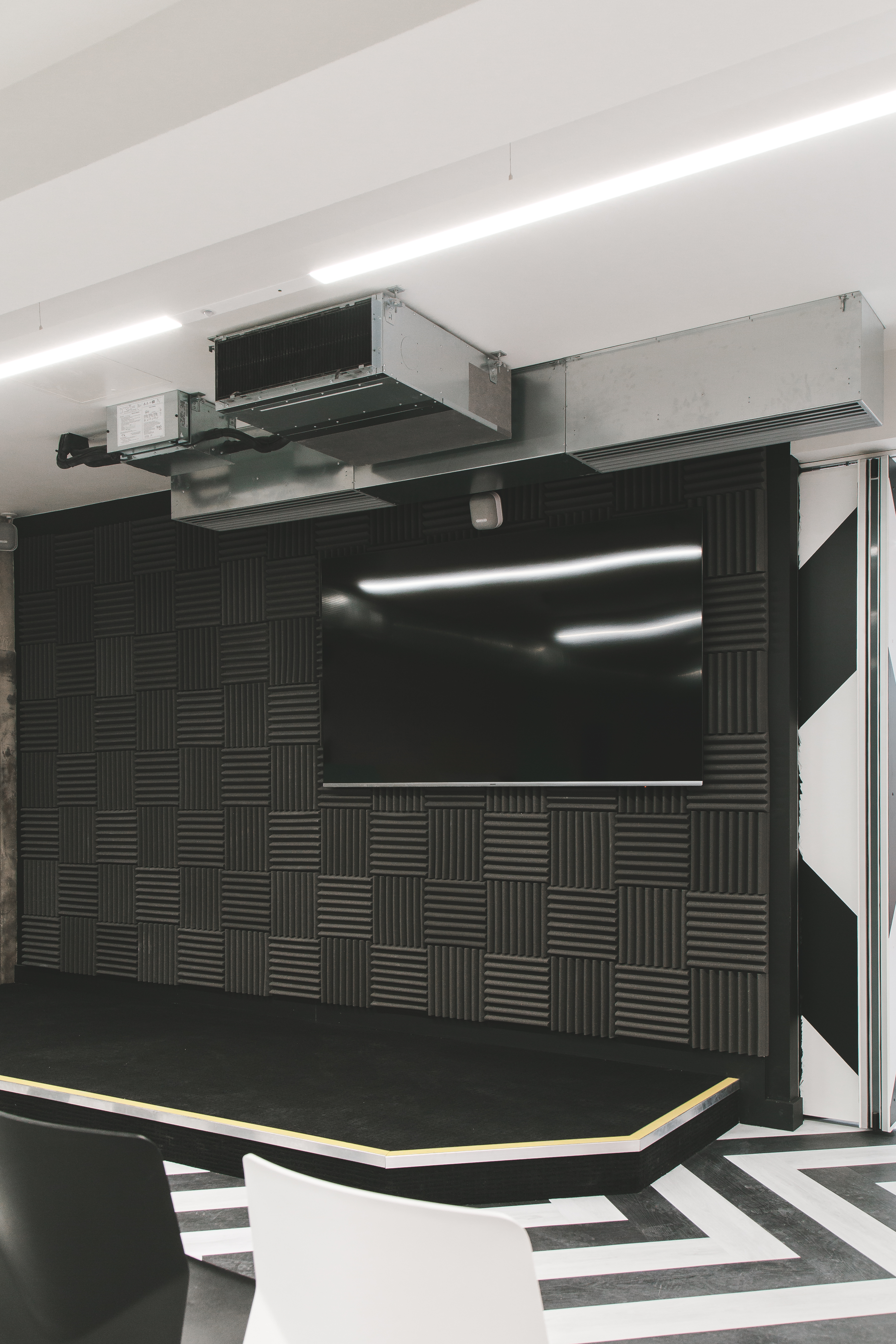 Modern meeting space in Huckletree Ancoats with soundproof walls for presentations.