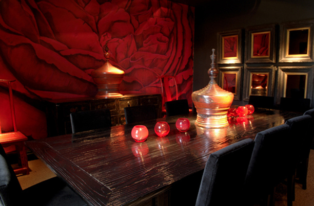 Private dining room with red rose mural, ideal for meetings and exclusive events.