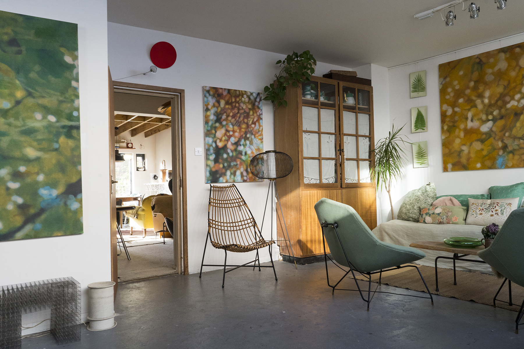 Stylish meeting space with vibrant art, ideal for brainstorming and gatherings.