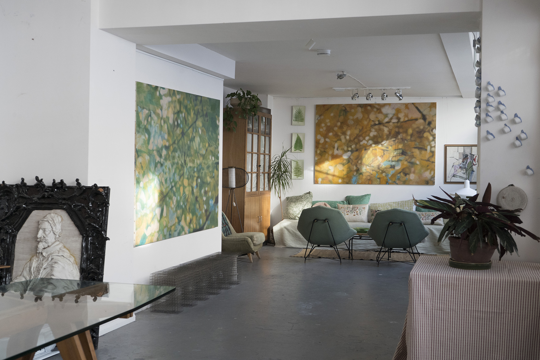 Stylish event space with vibrant artwork, perfect for creative meetings and gatherings.