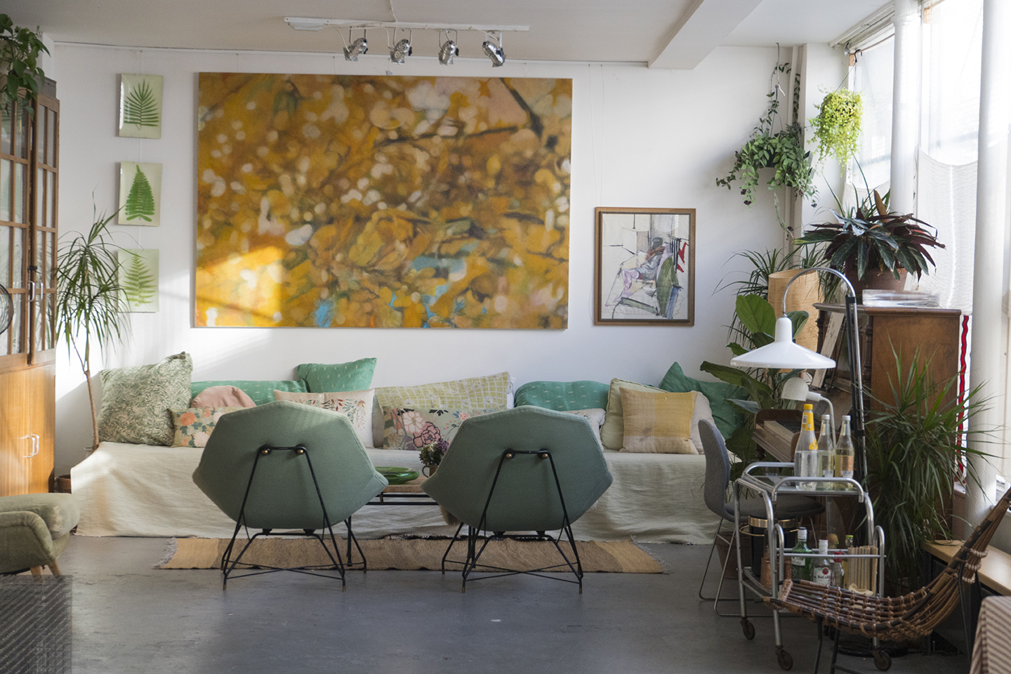 Cozy meeting space with vibrant artwork for informal gatherings and brainstorming sessions.