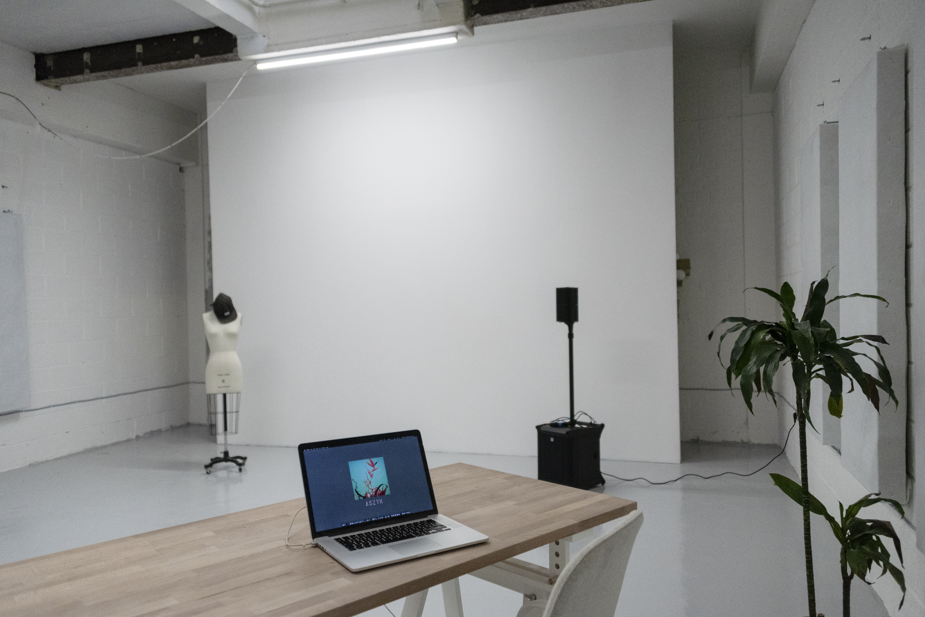 Minimalist meeting space in Grow Studios for creative brainstorming sessions.