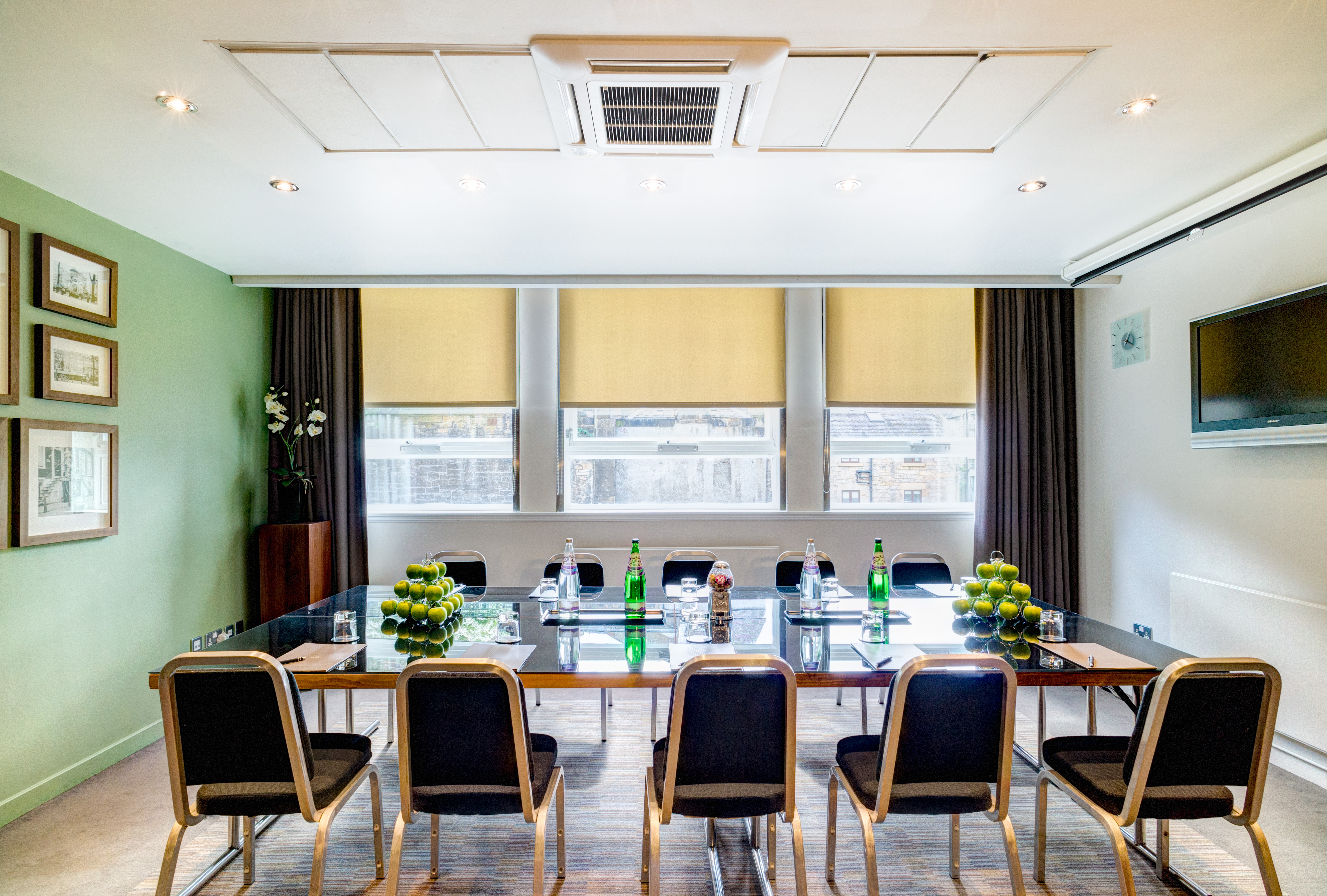Modern meeting room with glass table, ideal for professional gatherings and brainstorming.