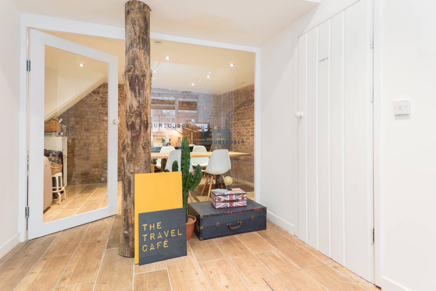 Modern meeting room with rustic decor, ideal for creative brainstorming events.