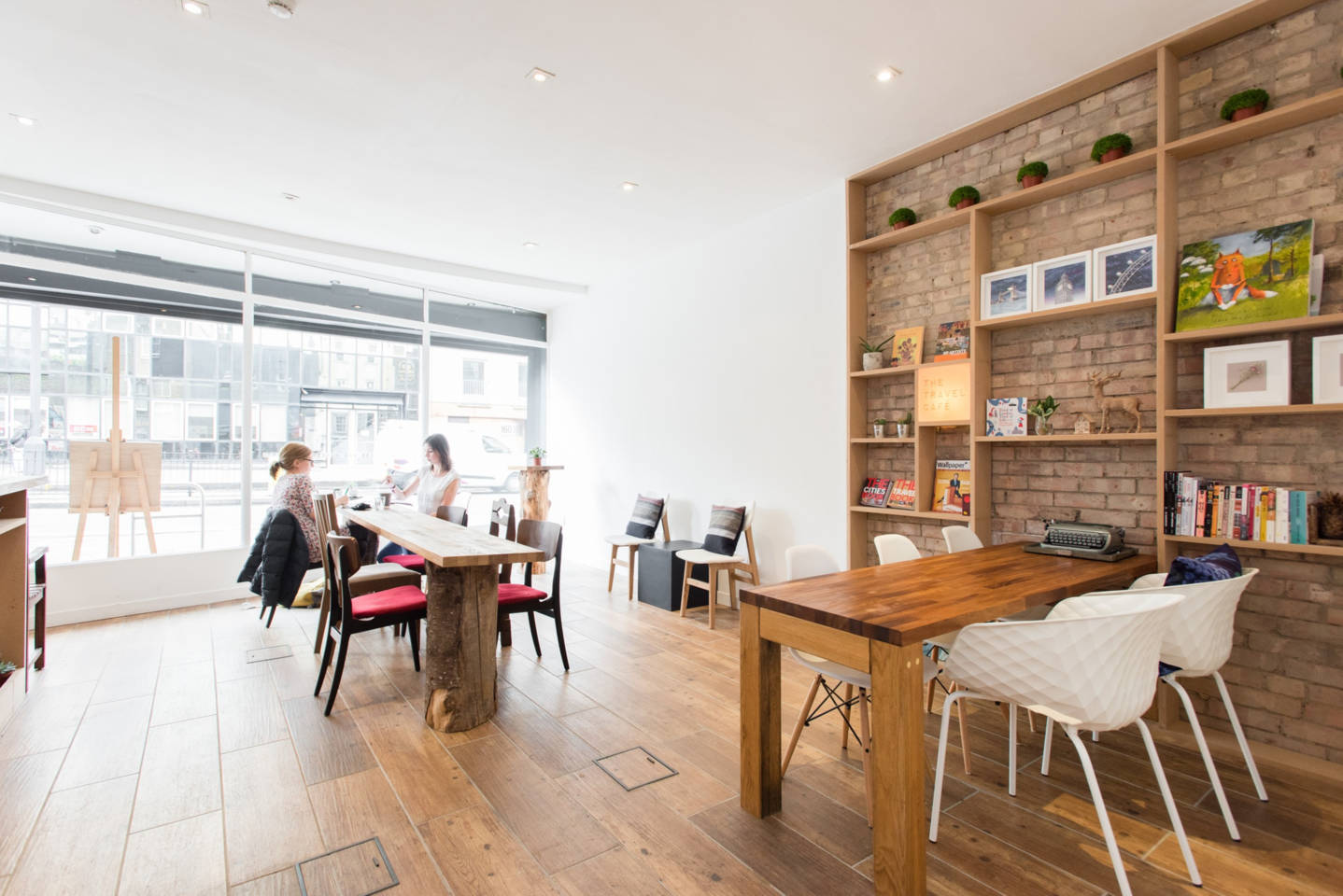 Modern meeting room with natural light, ideal for workshops and brainstorming sessions.