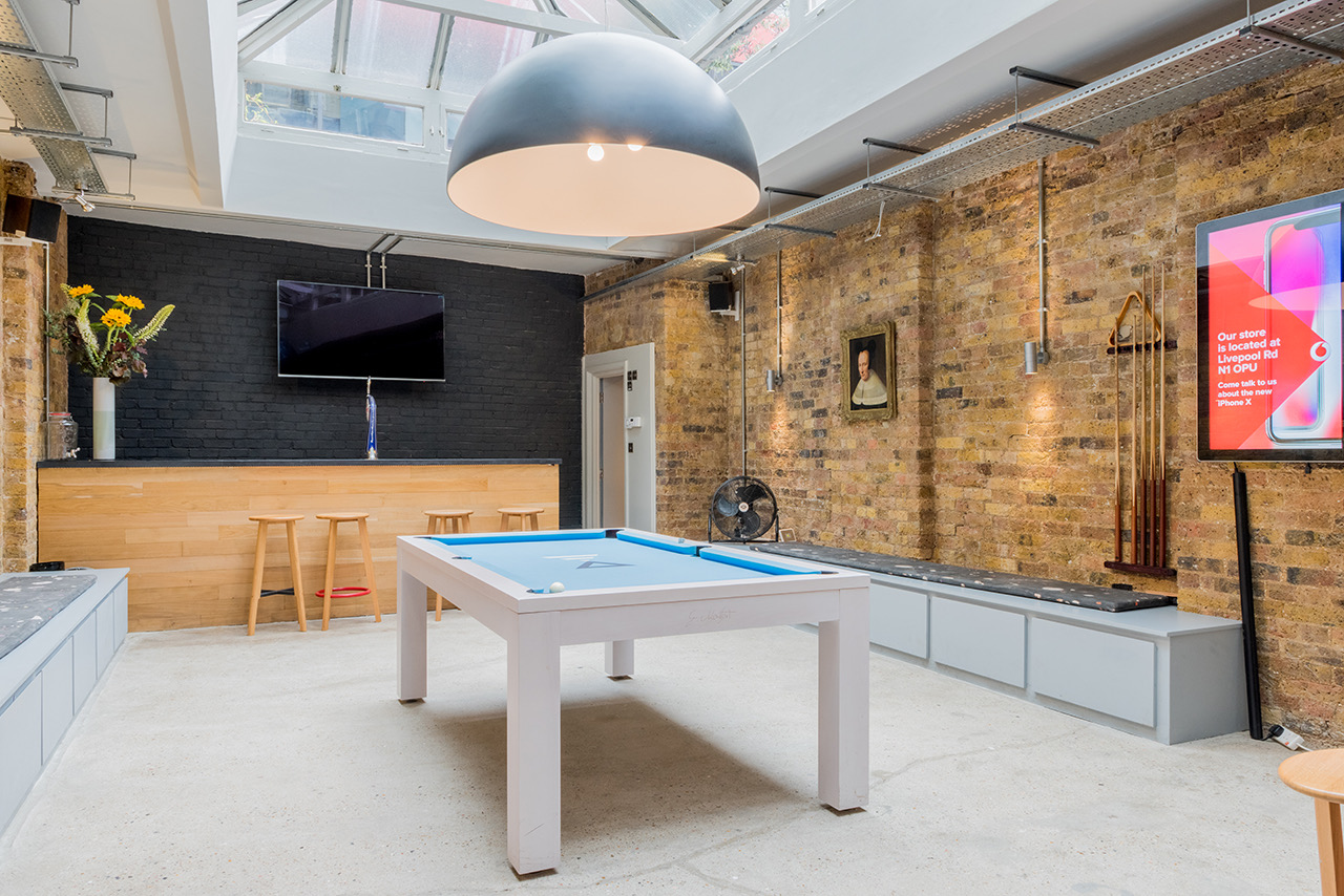 Co-sharing studio with exposed brick, ideal for creative meetings and events.