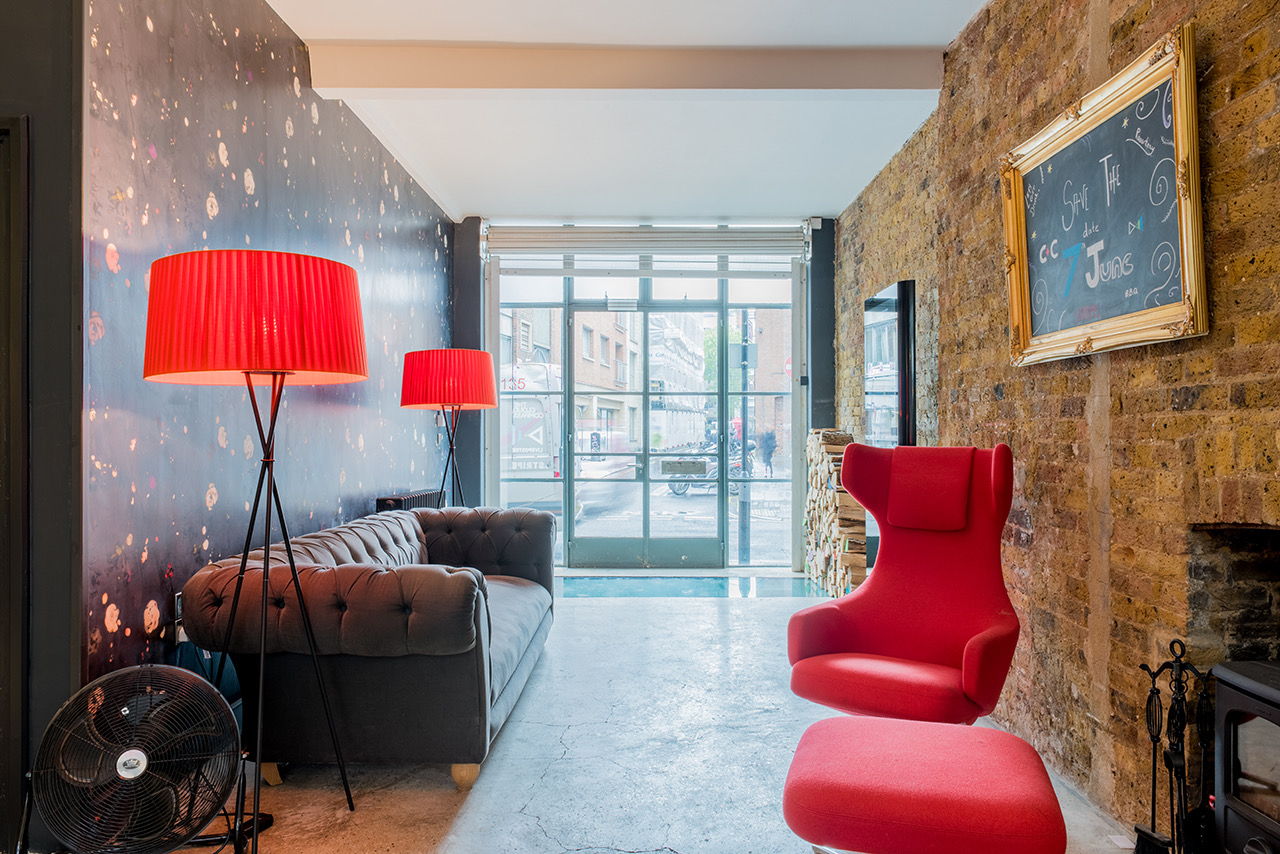 Co-sharing studio meeting space with cozy lighting, ideal for creative gatherings.