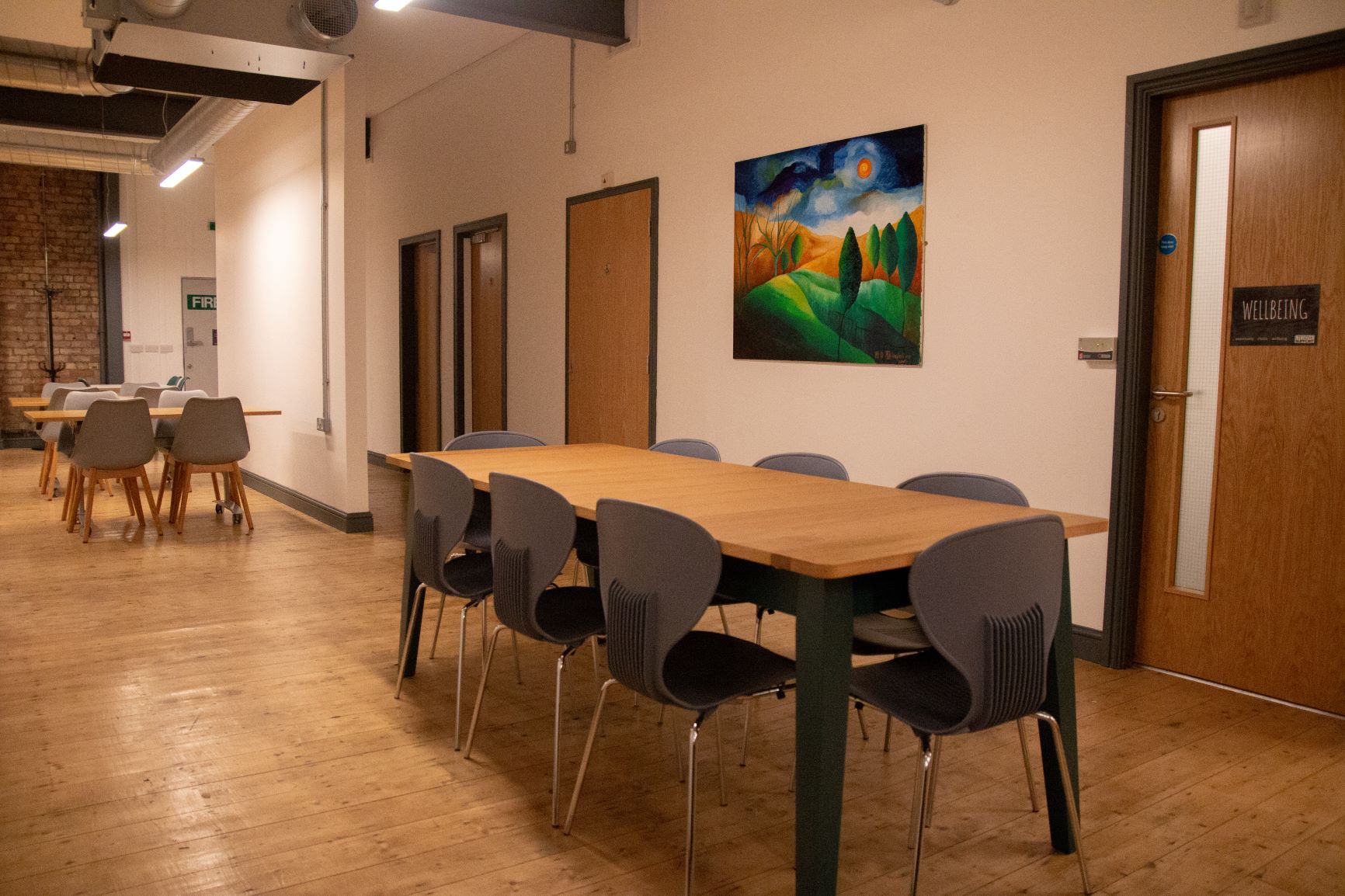 Versatile meeting space with wooden table, ideal for workshops and team meetings.