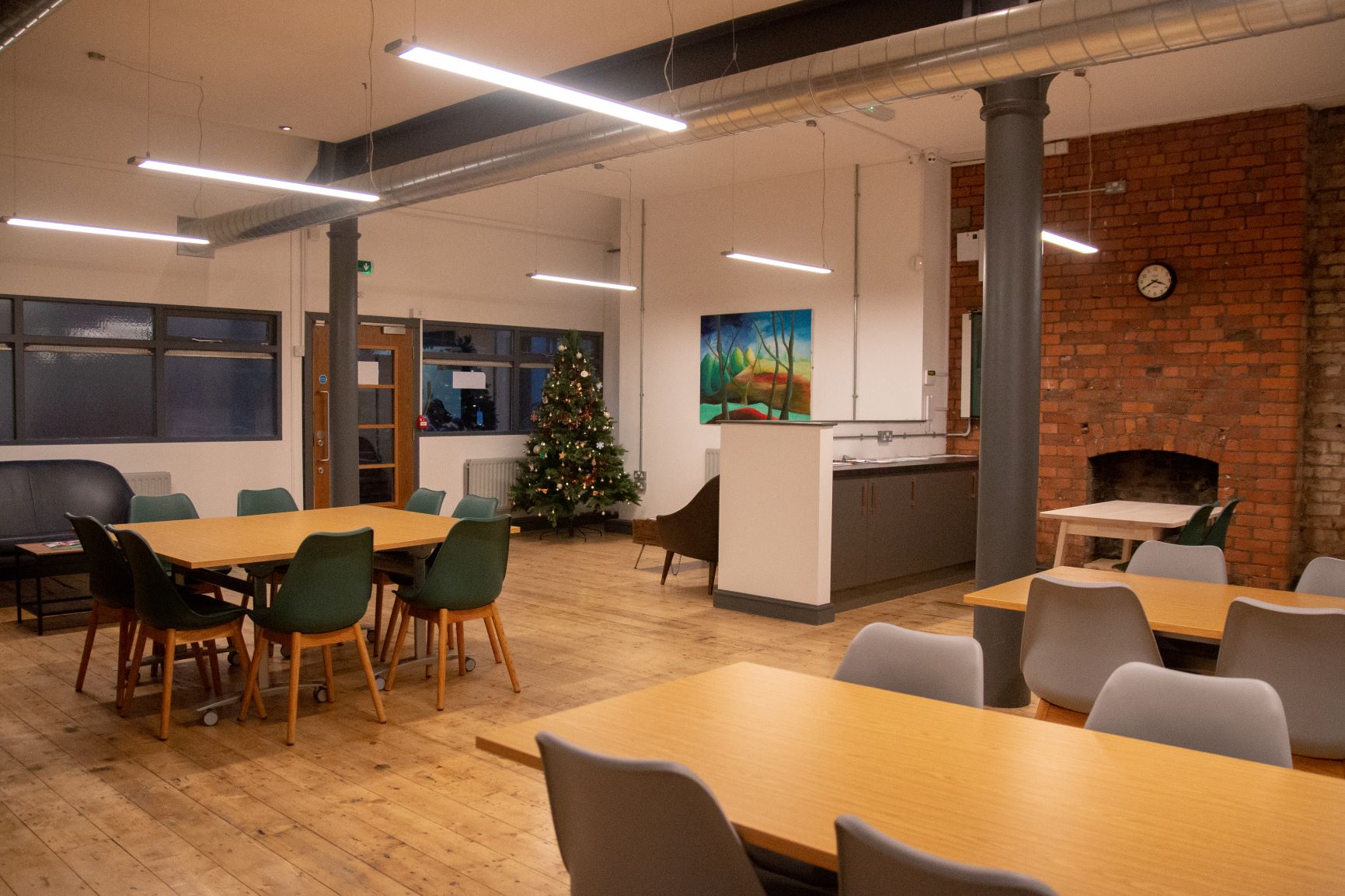 Versatile meeting space with wooden floors, ideal for workshops and holiday events.