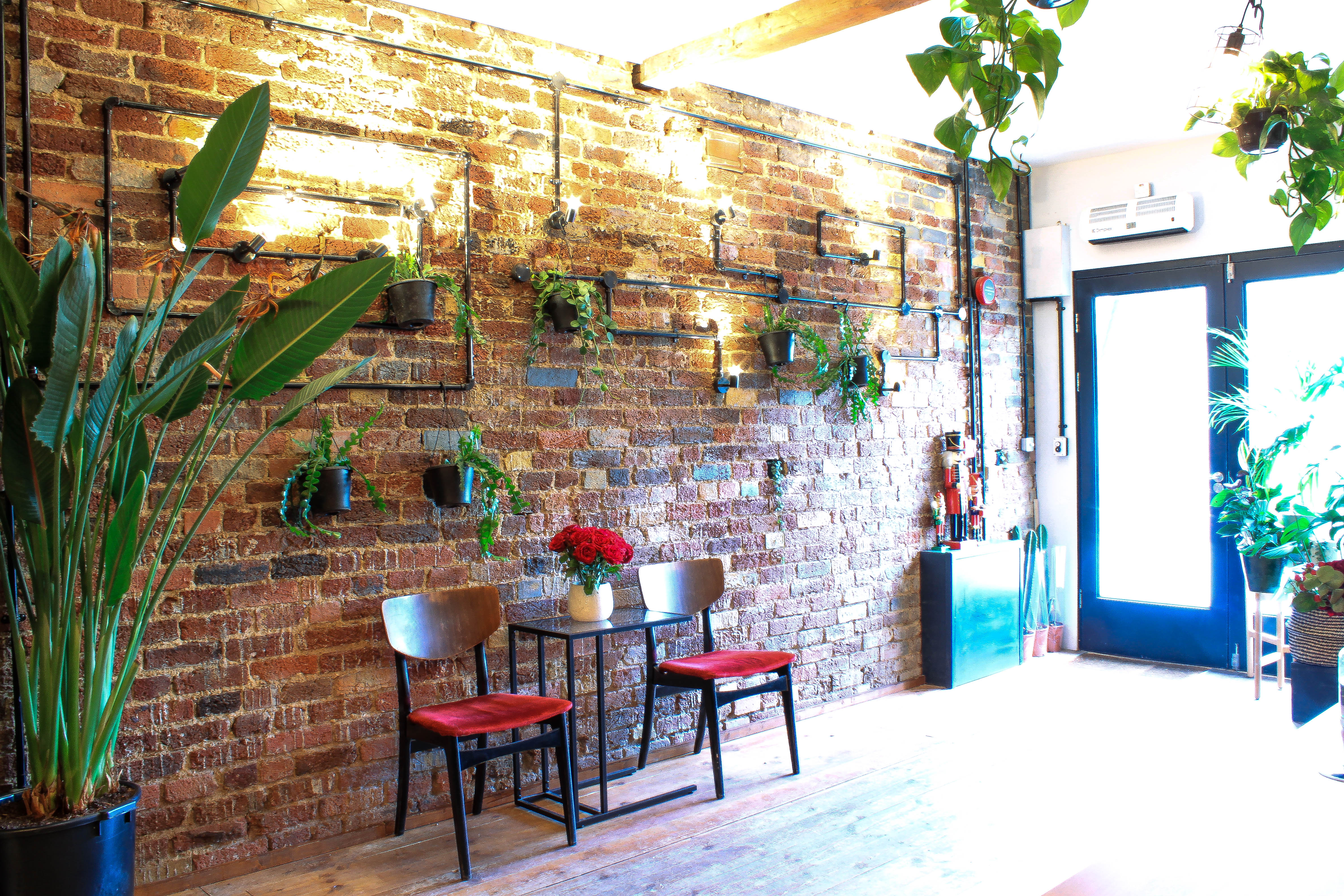 Stylish meeting space with rustic brick wall, ideal for networking events and brainstorming.