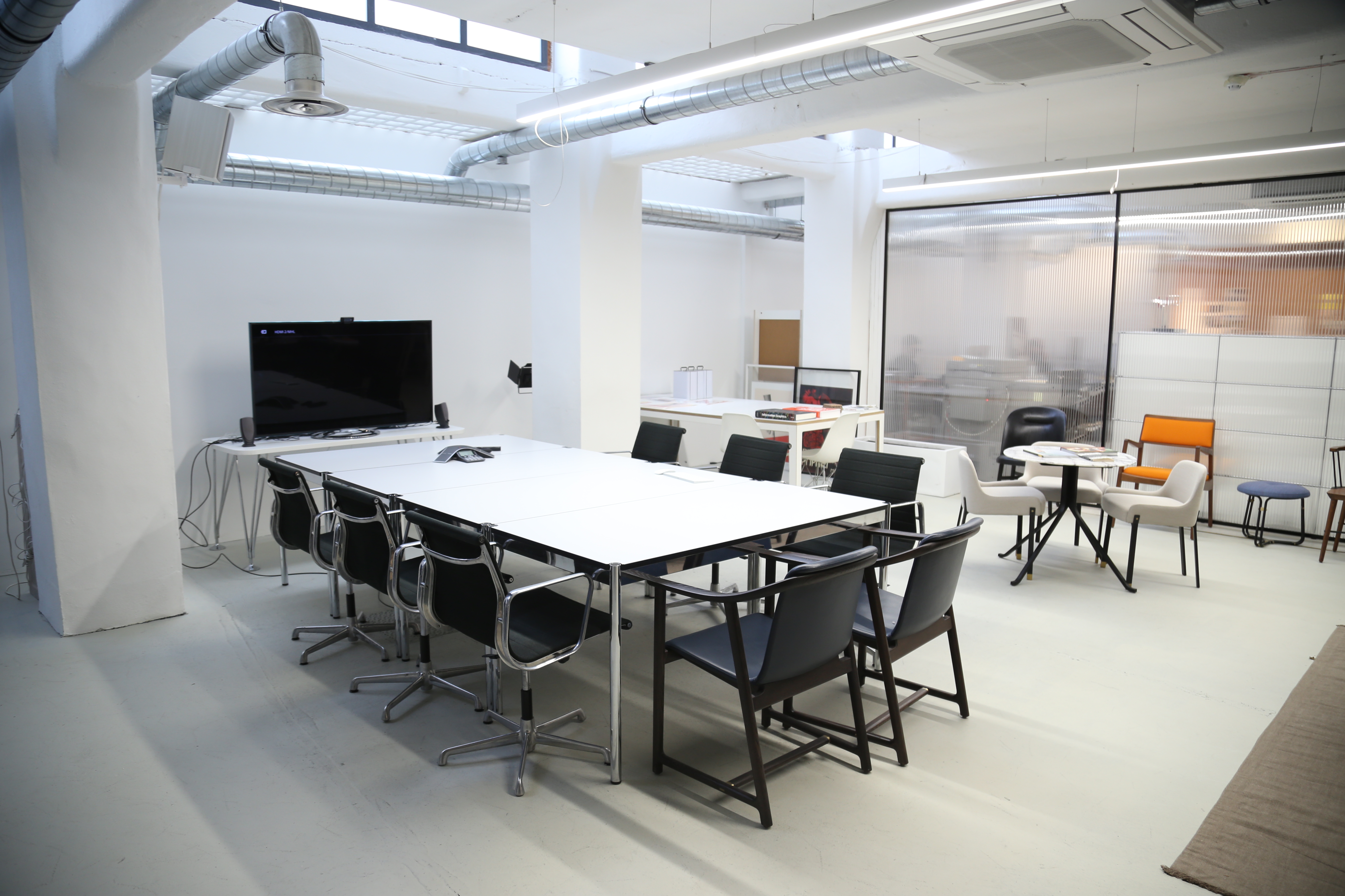 Modern meeting room with central table, ideal for collaborative events and presentations.