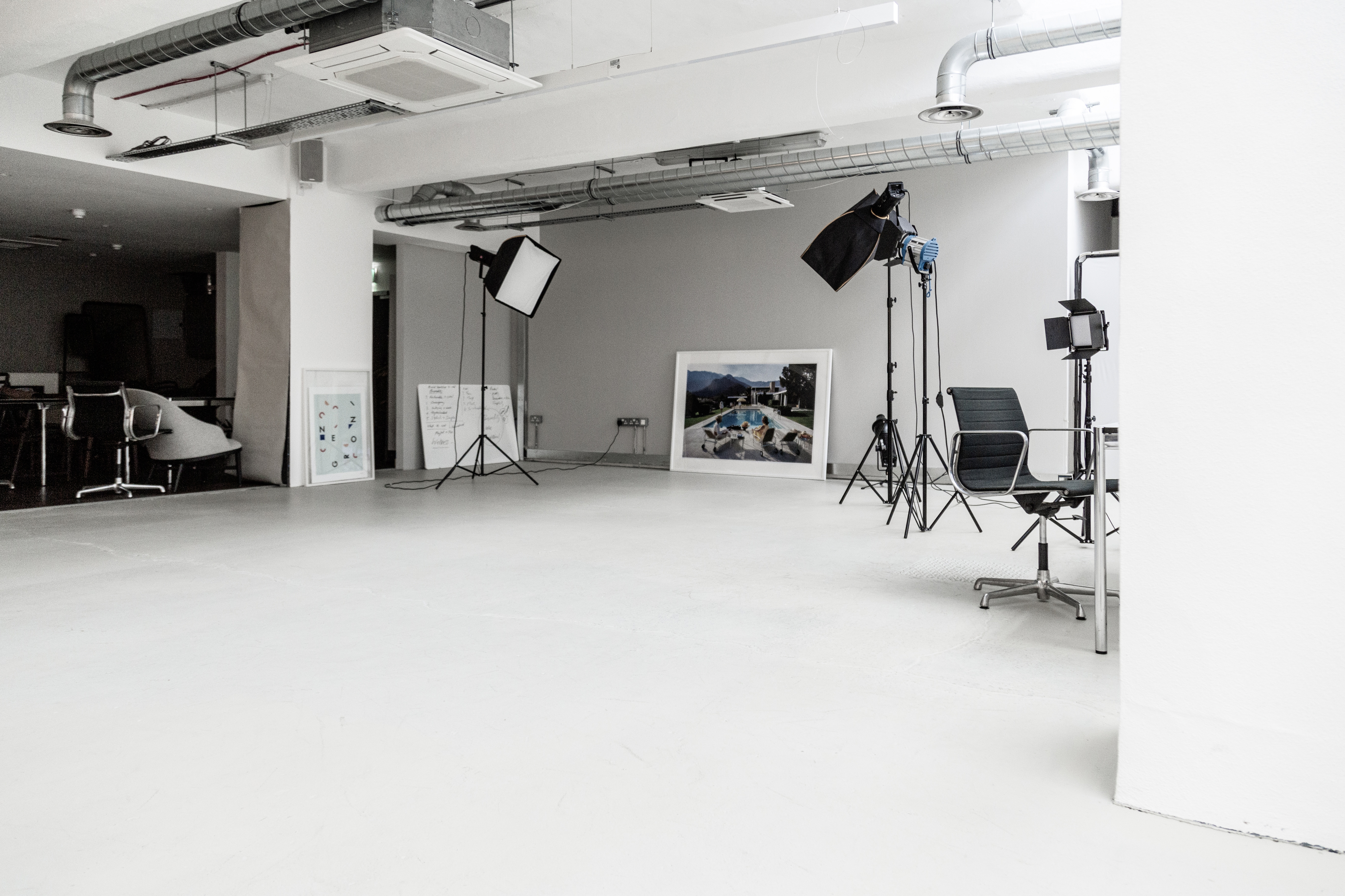 Versatile contemporary event space with natural light, perfect for workshops and photoshoots.