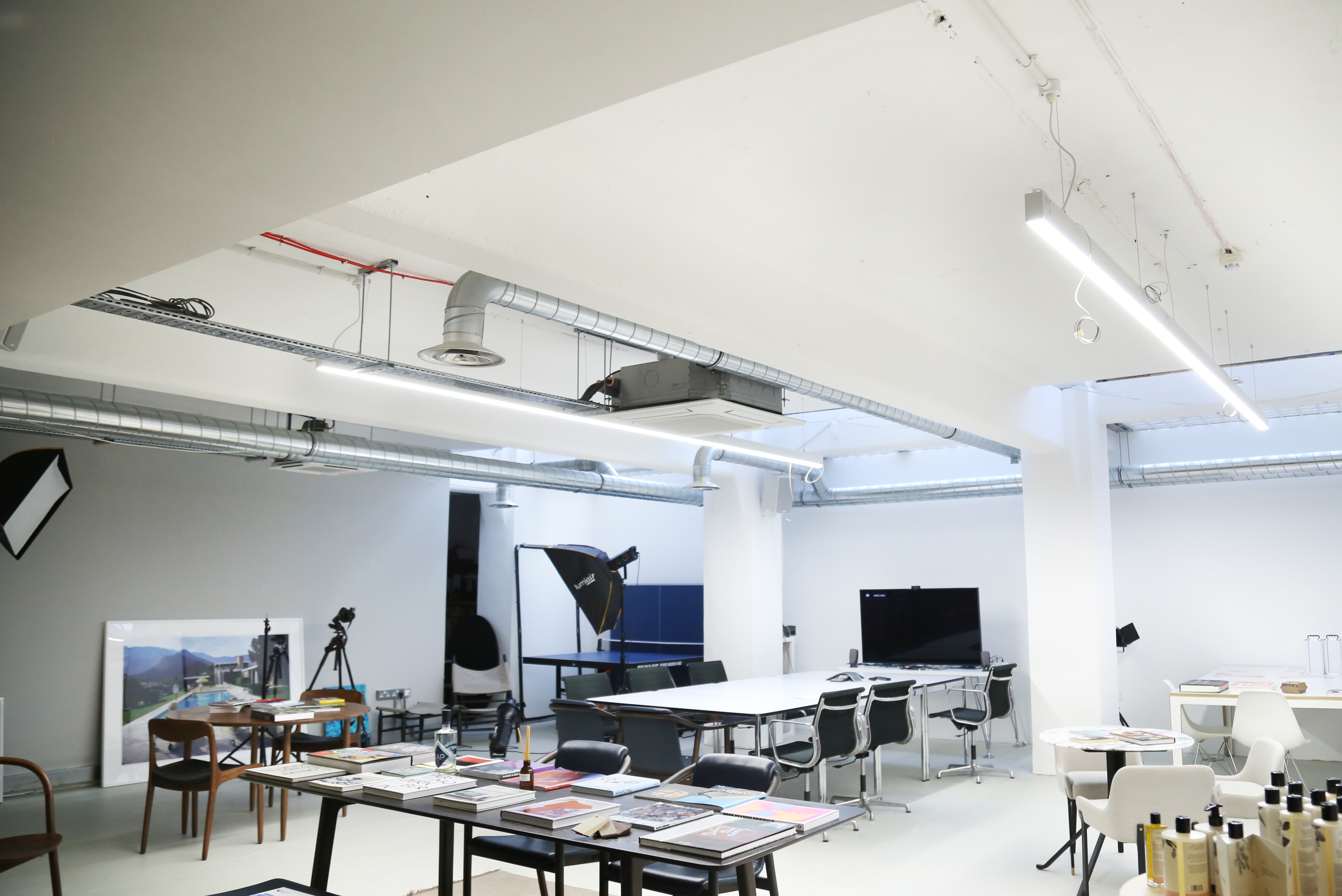 Versatile event space with modern furnishings for meetings and creative gatherings.