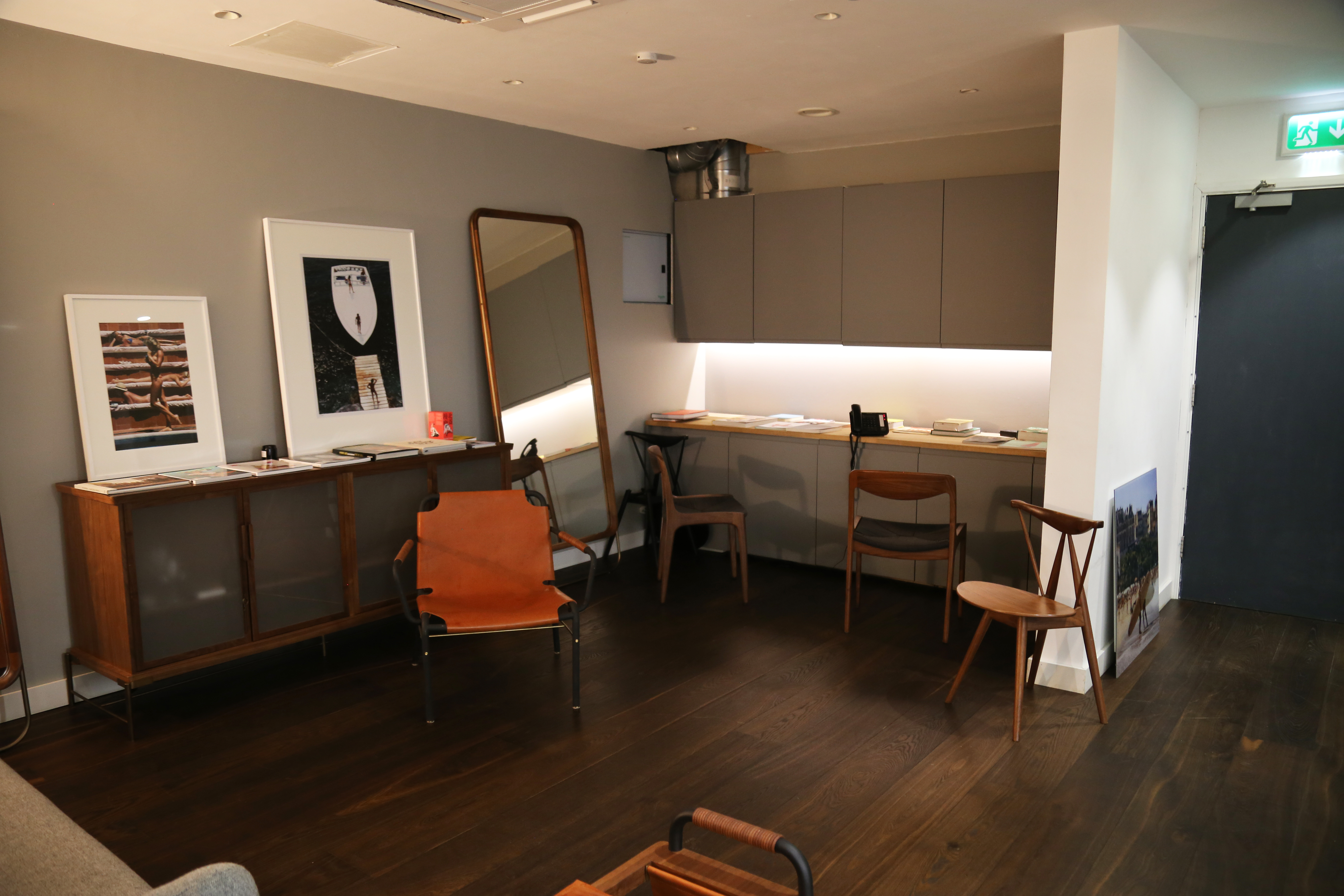 Modern minimalist meeting space in a contemporary photography studio, perfect for brainstorming sessions.