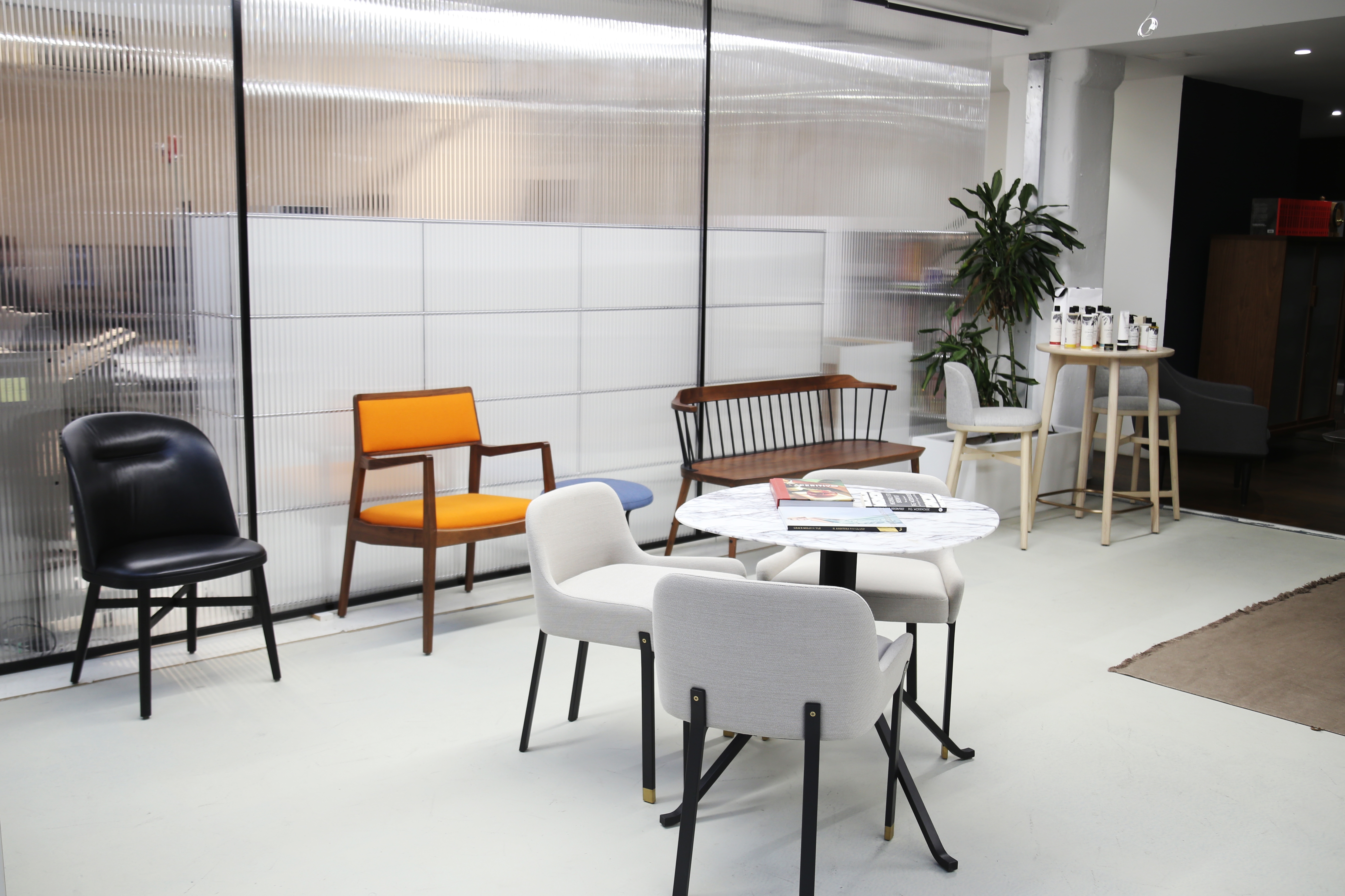 Modern meeting space with stylish seating for creative brainstorming sessions.