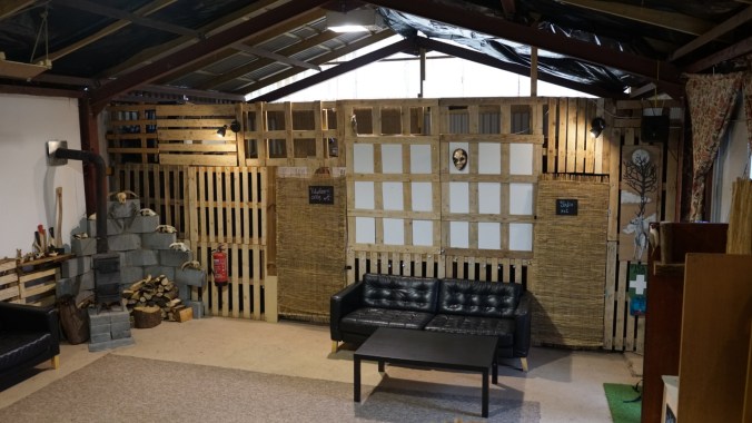 Rustic event space with leather couch, ideal for creative workshops and casual meetings.