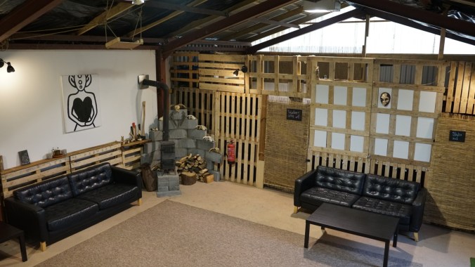 Versatile event space with rustic decor for workshops and creative meetings.