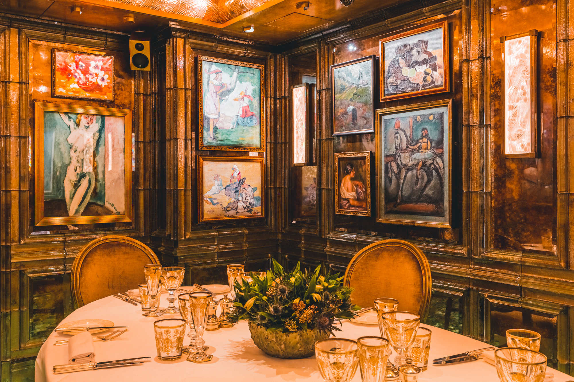 Elegant private dining room with wooden paneling, ideal for exclusive events and meetings.