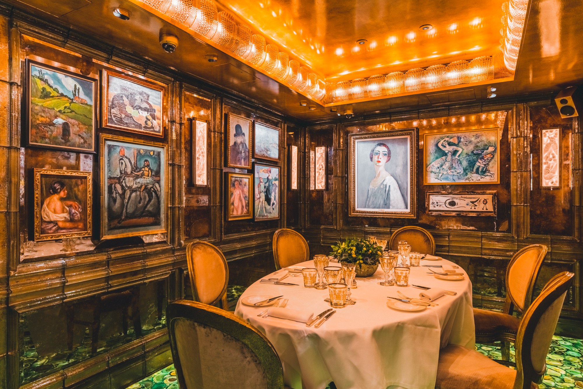 Elegant private dining room with round table, ideal for exclusive events and meetings.