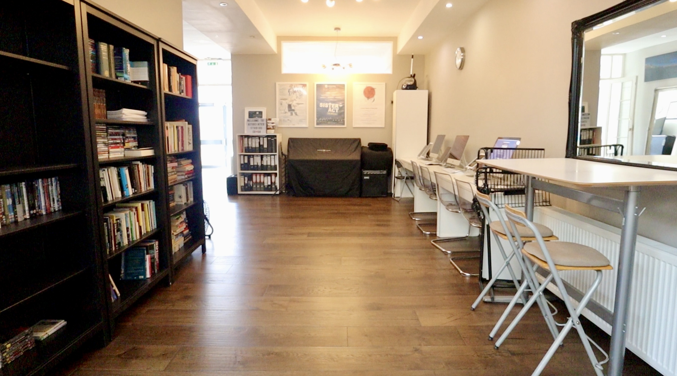 Ground floor studio with wooden flooring, ideal for workshops and meetings.