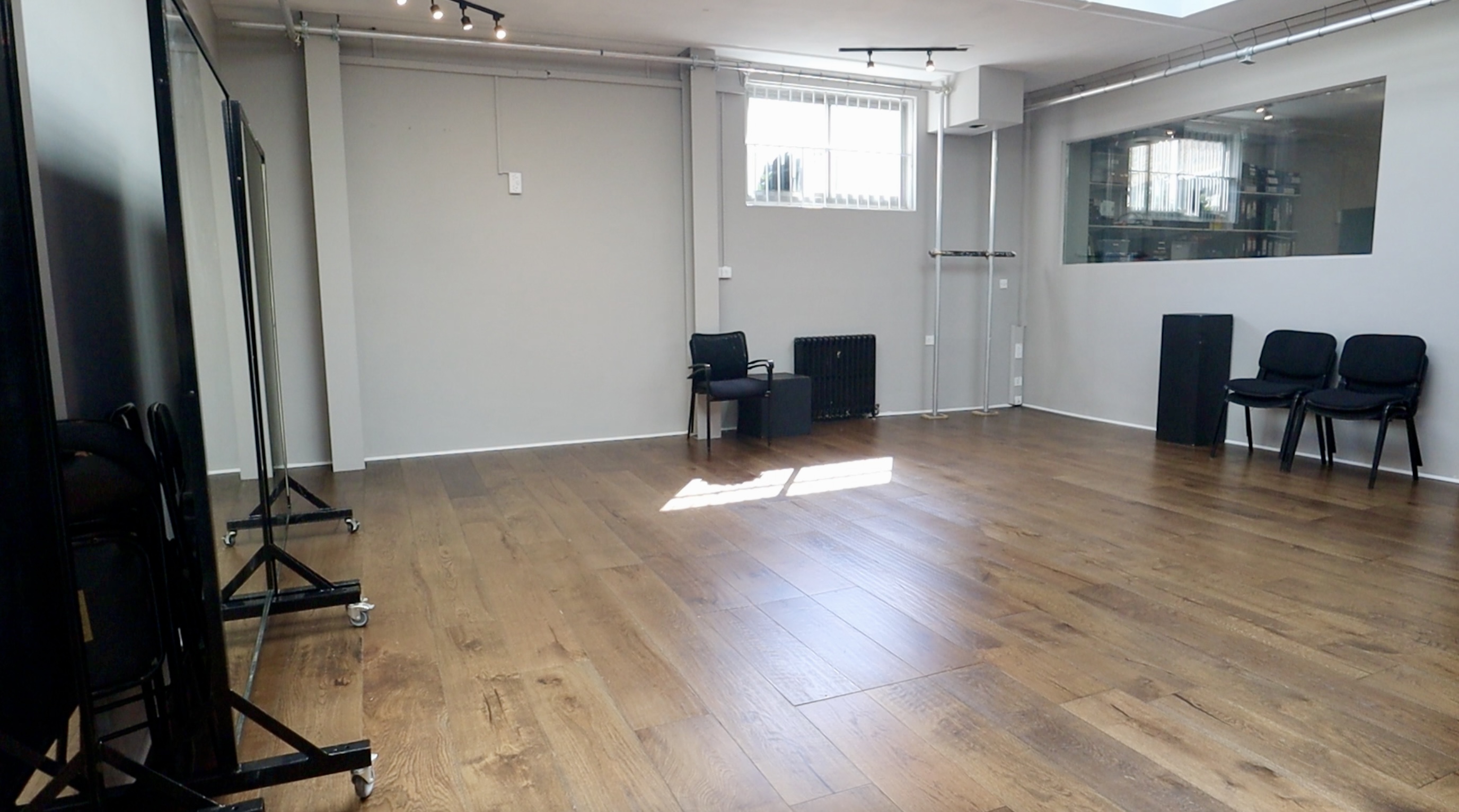Ground floor studio with hardwood floor, ideal for workshops and meetings.