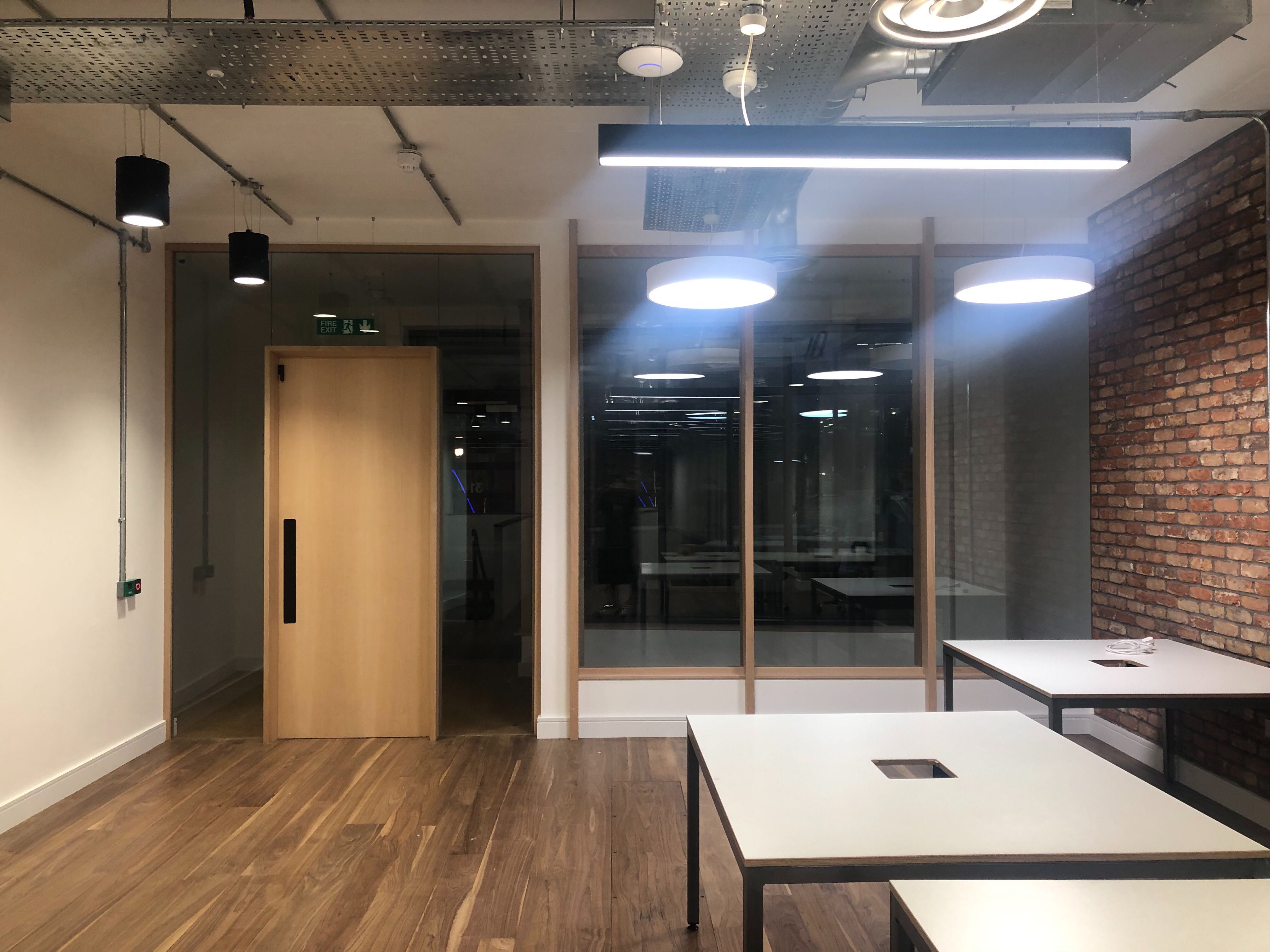 Modern meeting space with glass walls, ideal for events and brainstorming sessions.