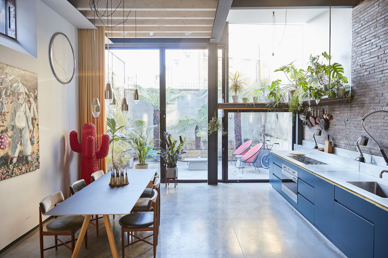 Modern kitchen in THE MAKERS HOUSE, perfect for casual meetings and small events.