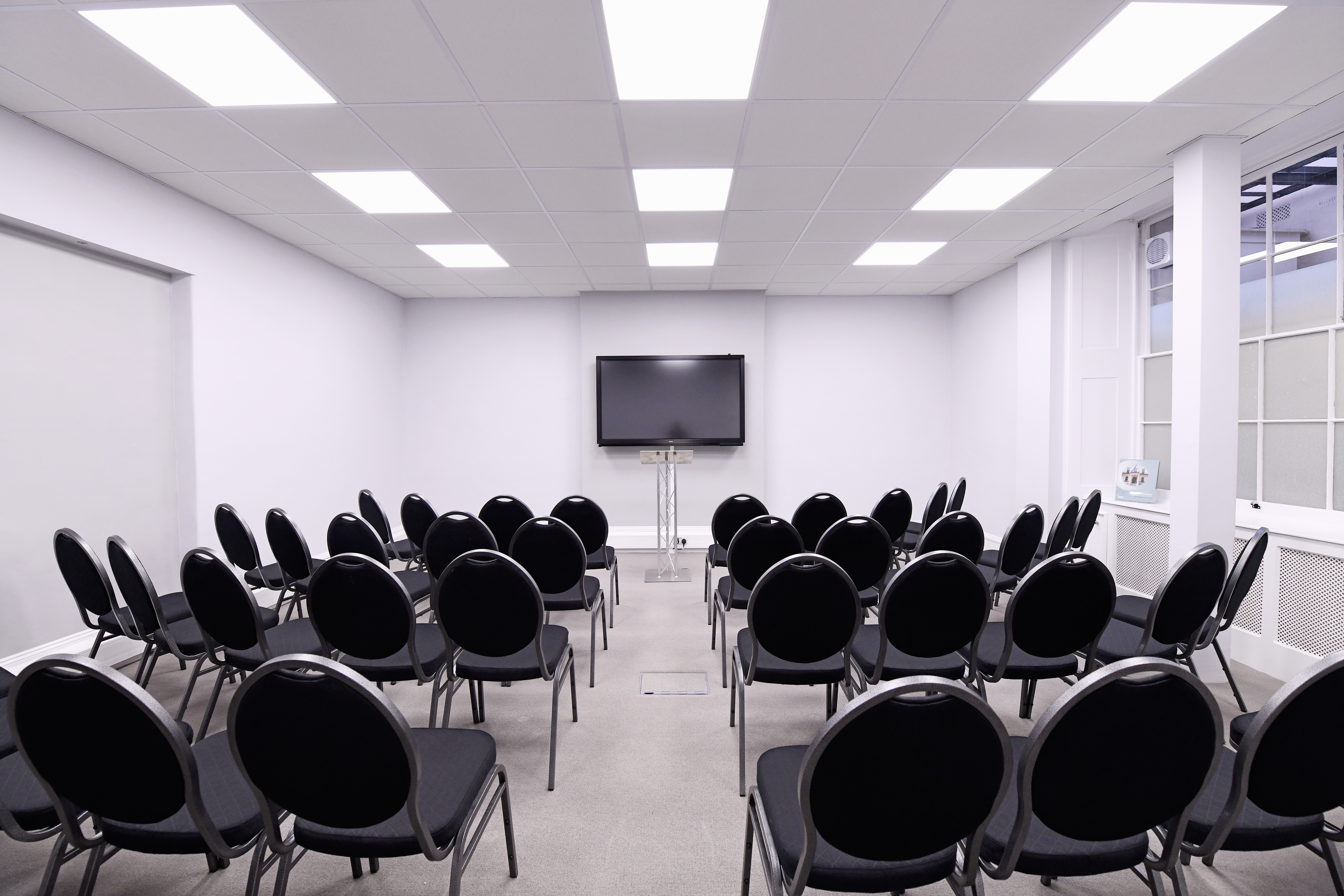 Baekeland Room in SCI Belgravia: flexible meeting space with black chairs for seminars.