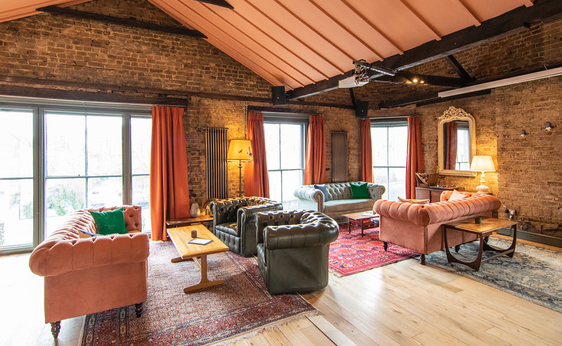 Stylish meeting space with comfortable seating for brainstorming and gatherings.